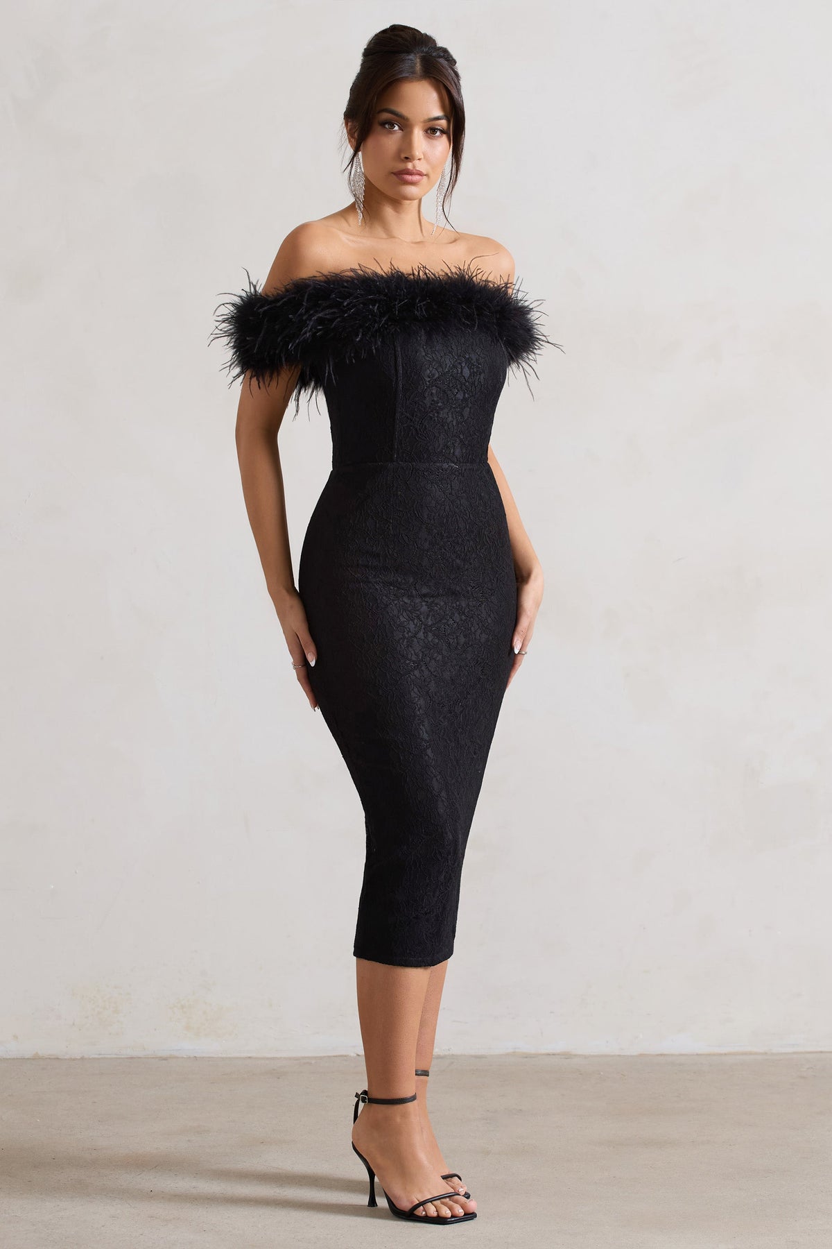 Maiden | Schwarzes Bardot-Midikleid aus Spitze mit Federbesatz