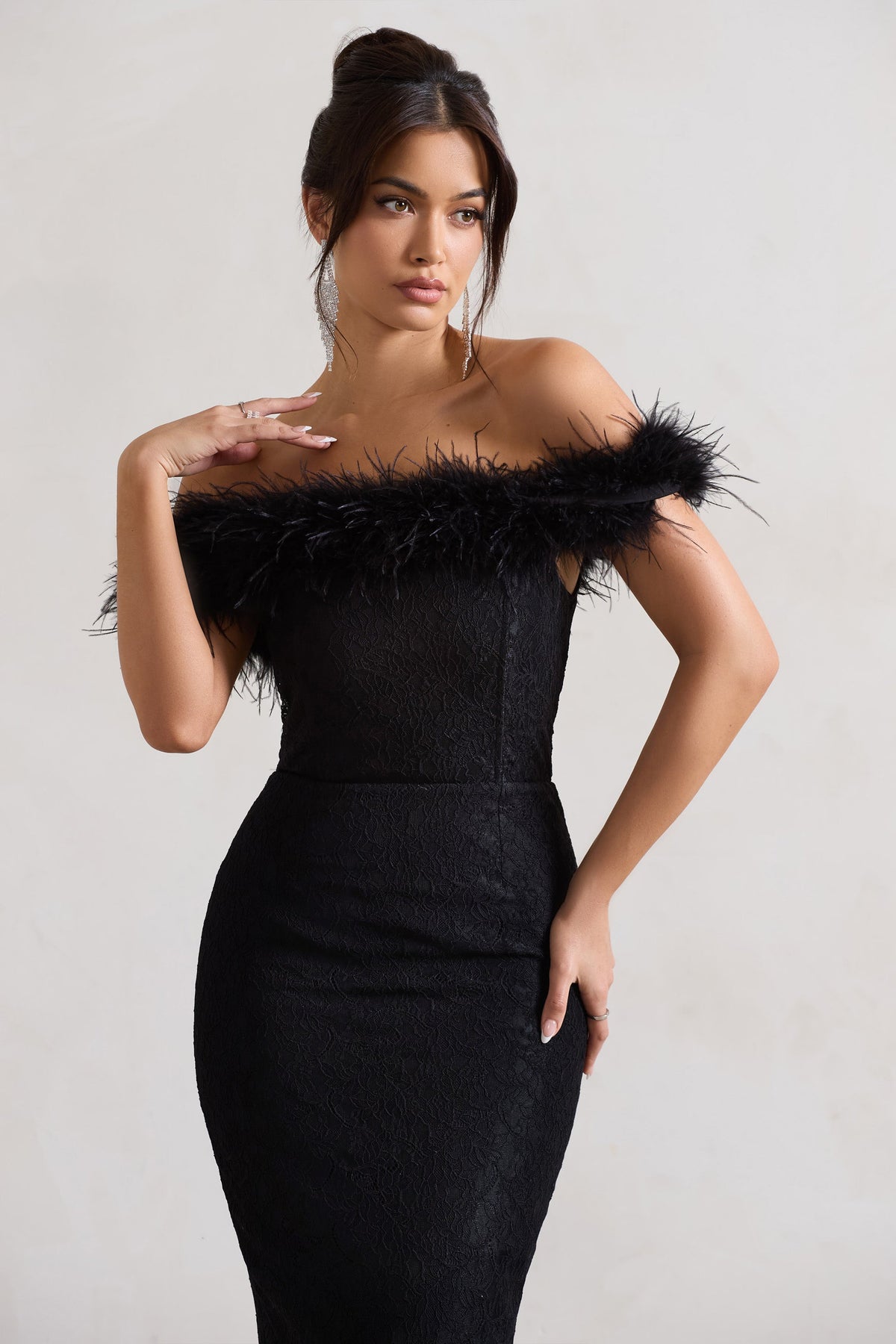 Maiden | Schwarzes Bardot-Midikleid aus Spitze mit Federbesatz