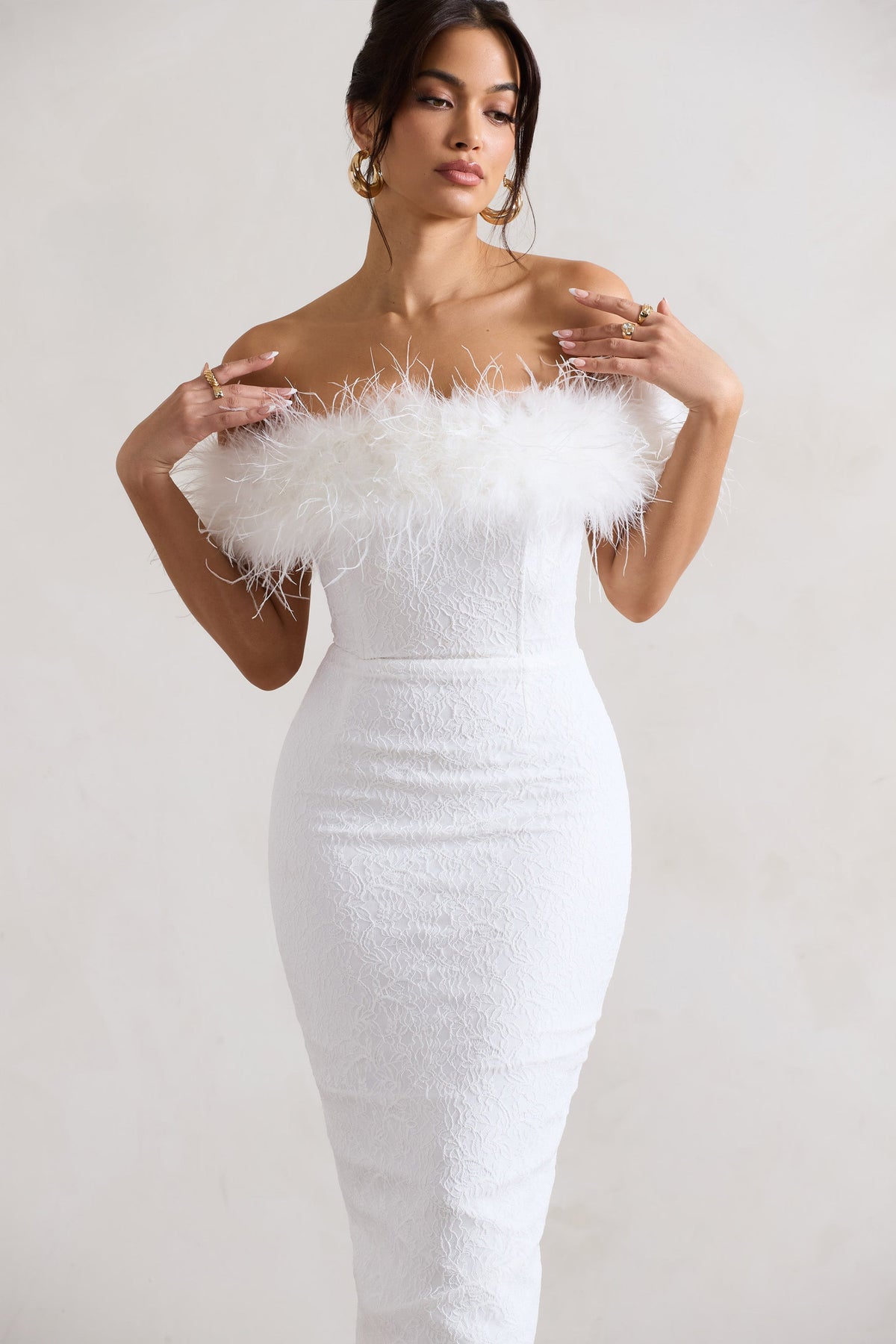 Maiden | Weißes Bardot-Midikleid aus Spitze mit Federbesatz