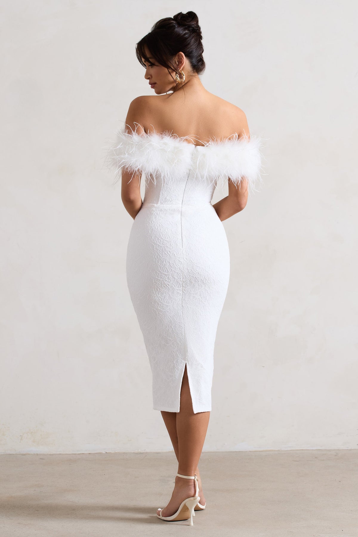 Maiden | Weißes Bardot-Midikleid aus Spitze mit Federbesatz