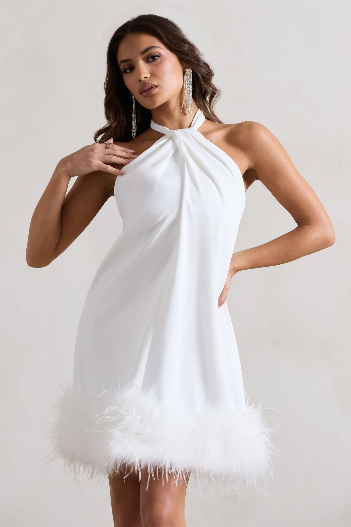 Femme | Weißes Smock-Minikleid mit Halterneck und Federsaum