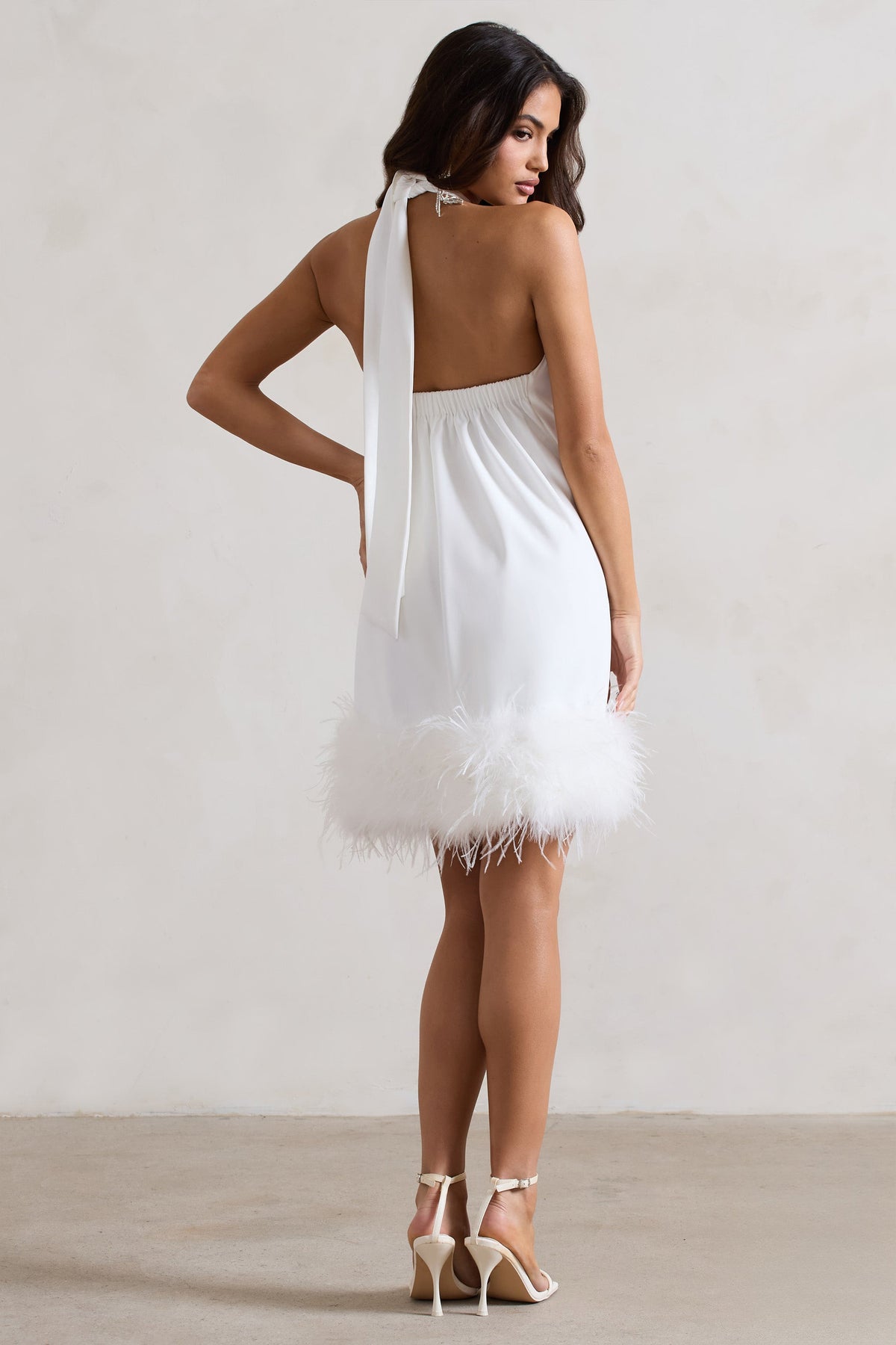 Femme | Weißes Smock-Minikleid mit Halterneck und Federsaum