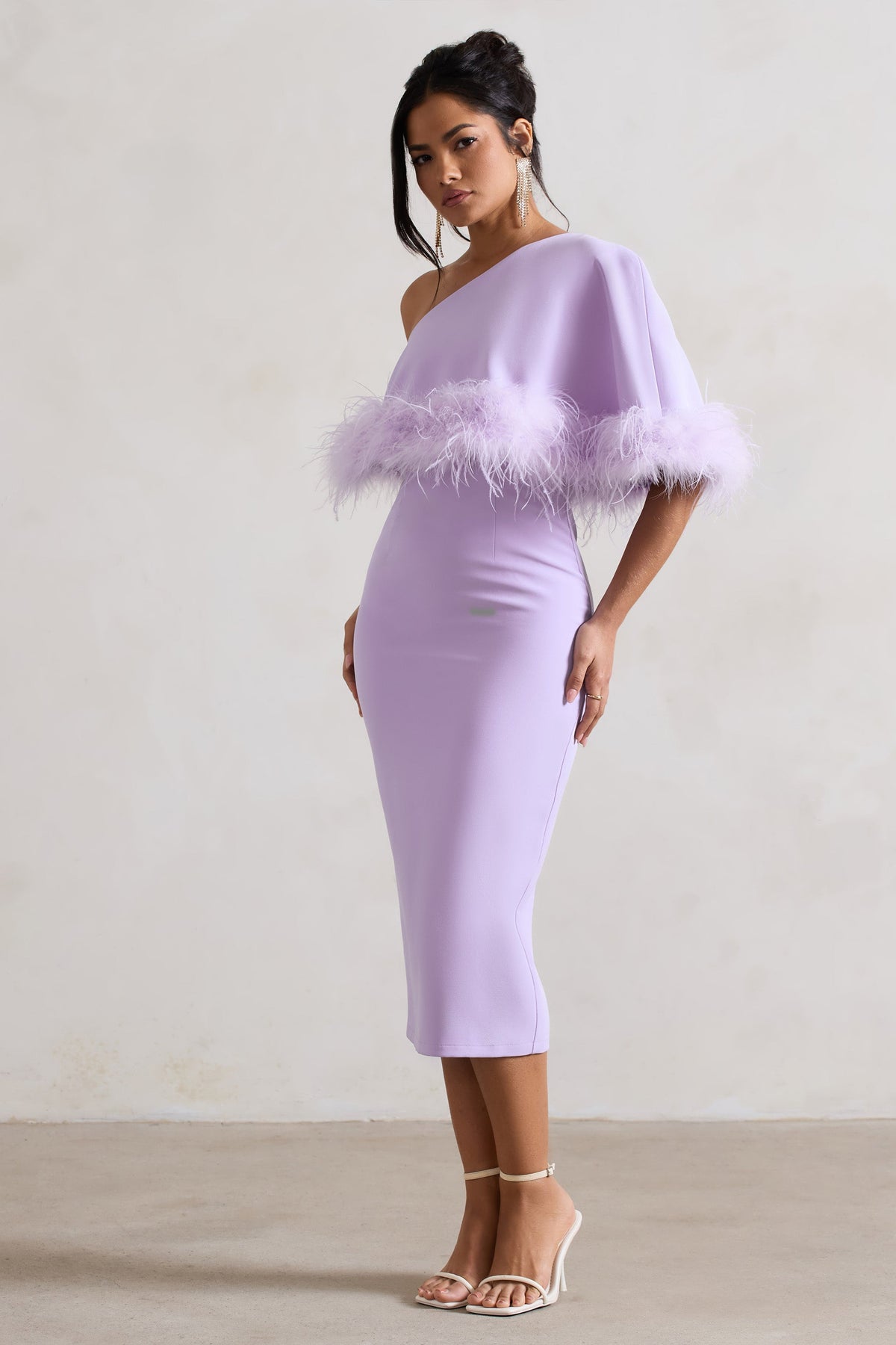 Victory | Fliederfarbenes Midikleid mit einer Schulter und Federsaum