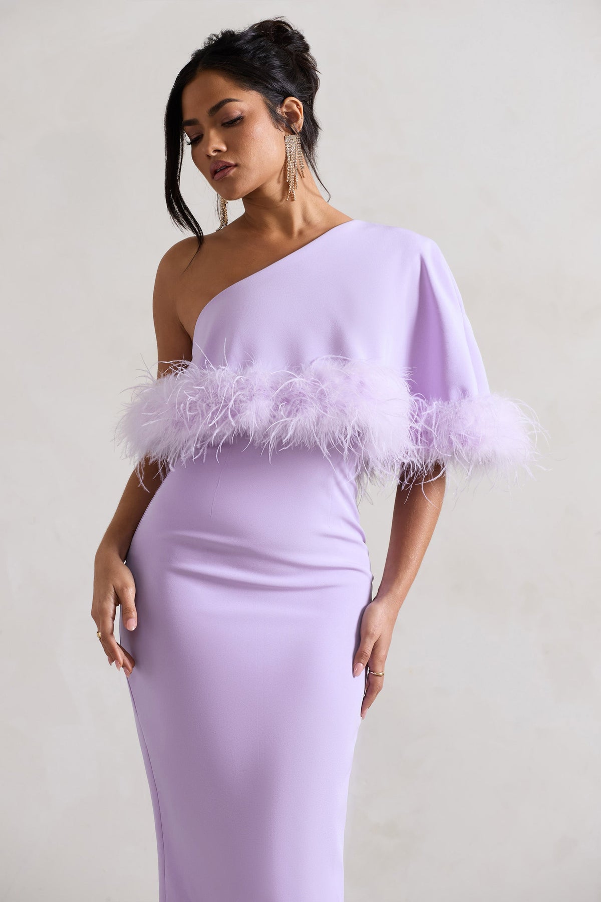Victory | Fliederfarbenes Midikleid mit einer Schulter und Federsaum