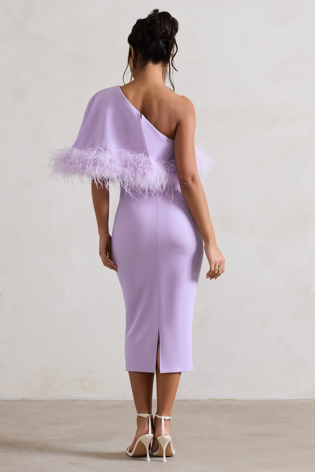 Victory | Fliederfarbenes Midikleid mit einer Schulter und Federsaum