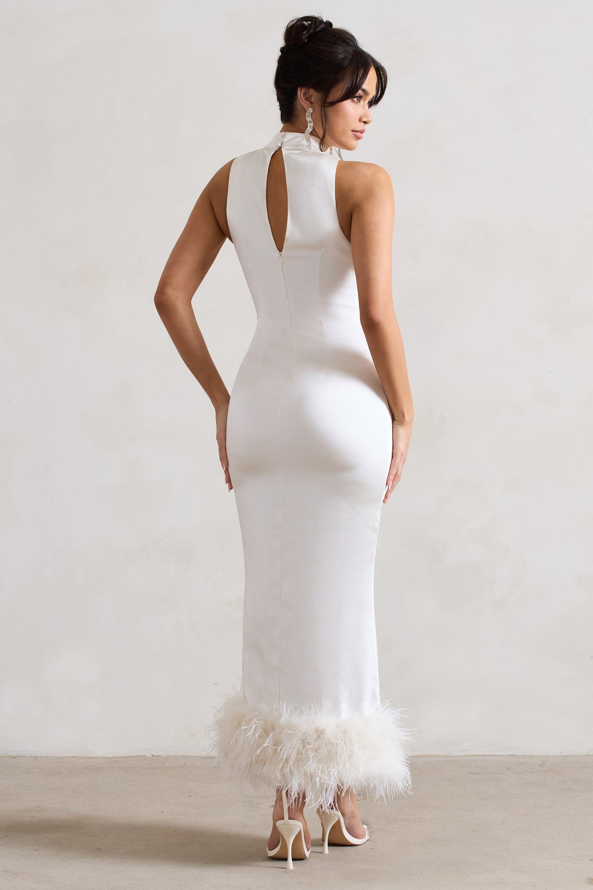 Zoe | Satin-Maxikleid in Creme mit gedrehtem Ausschnitt, Schlitz und Federbesatz