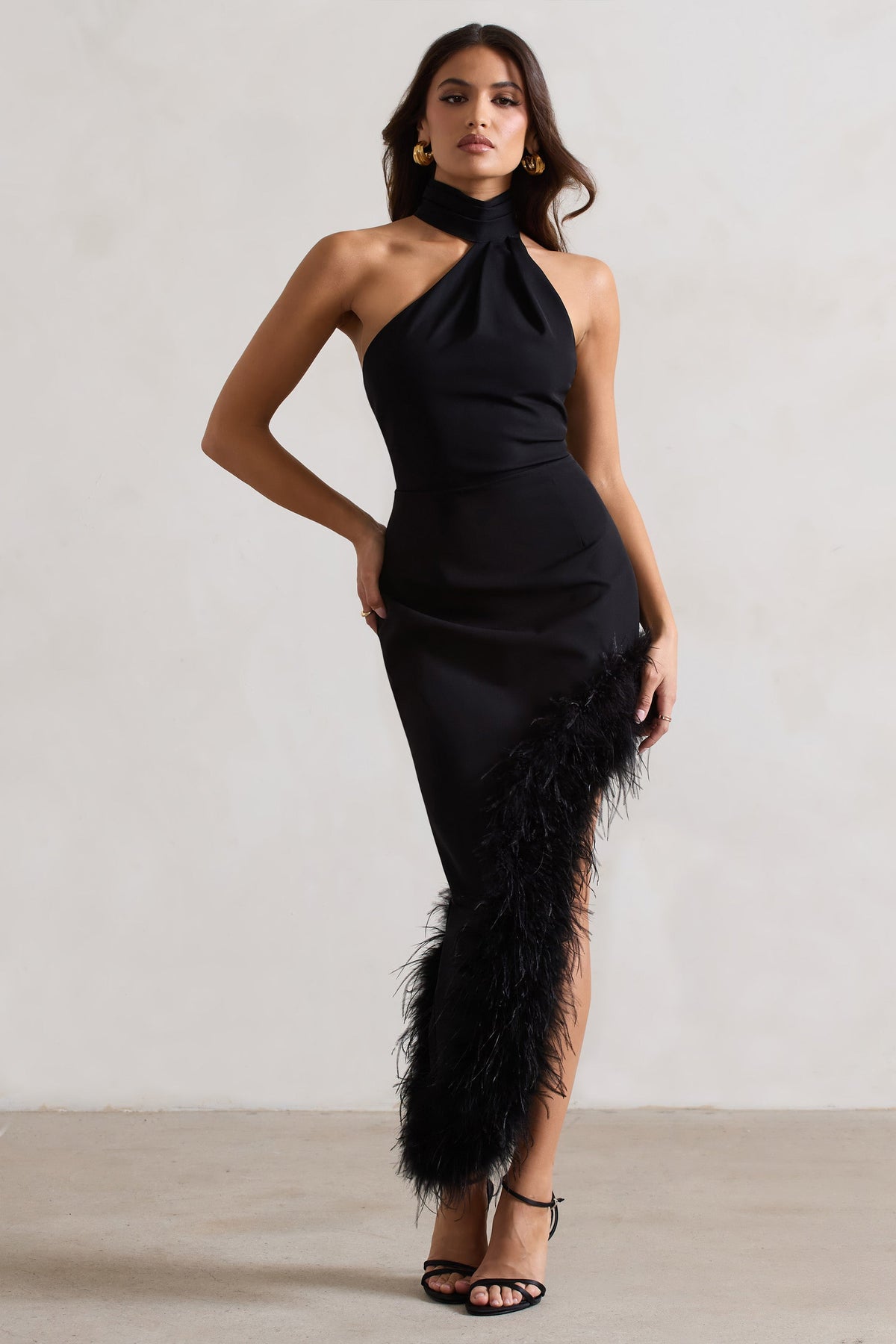 Brilliance | Schwarzes asymmetrisches Maxikleid mit Federbesatz