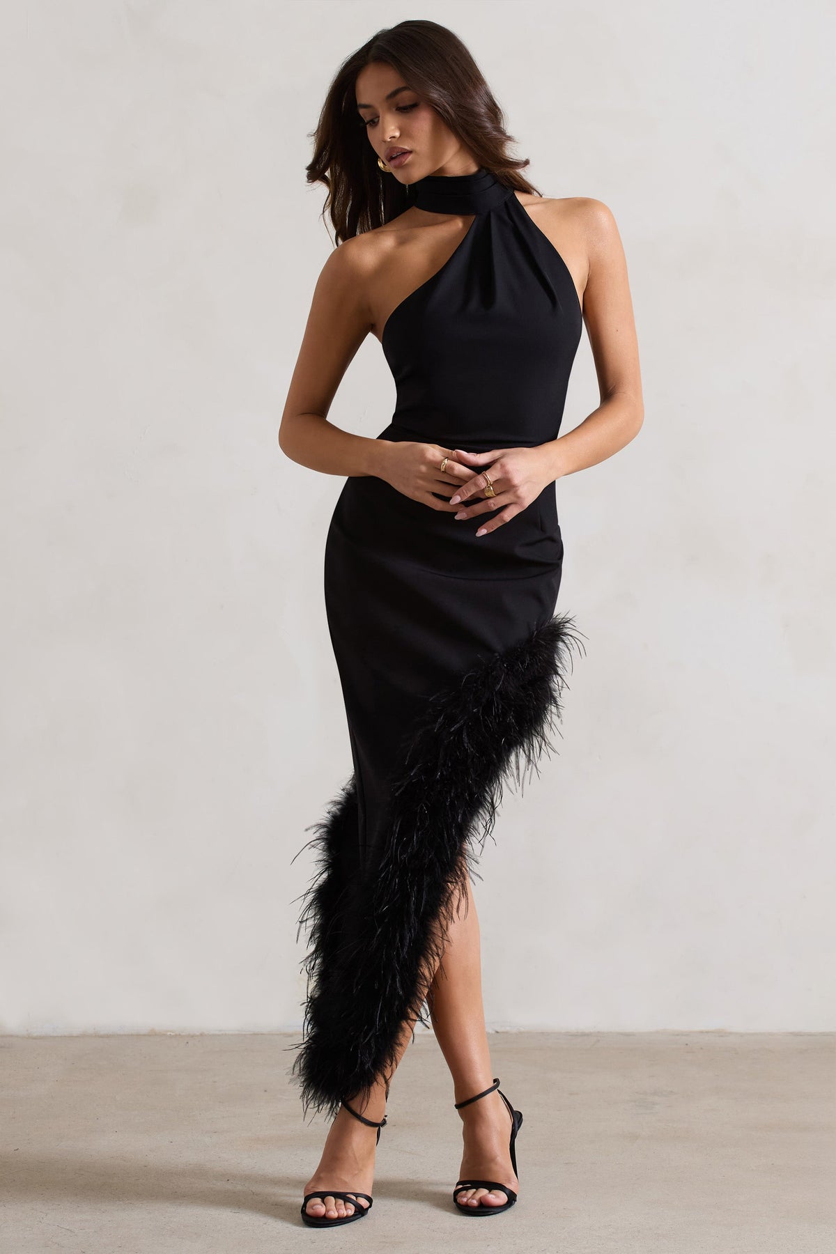 Brilliance | Schwarzes asymmetrisches Maxikleid mit Federbesatz