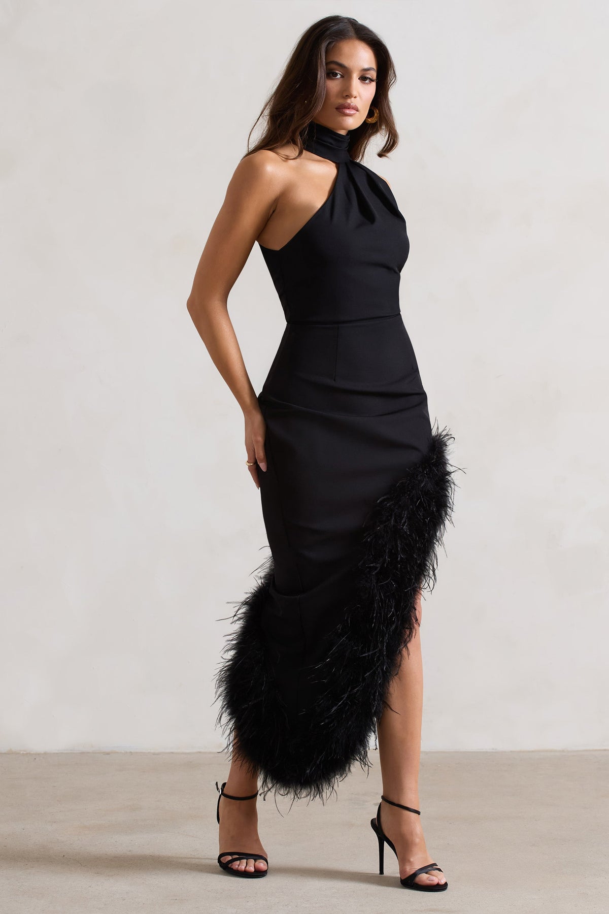 Brilliance | Schwarzes asymmetrisches Maxikleid mit Federbesatz