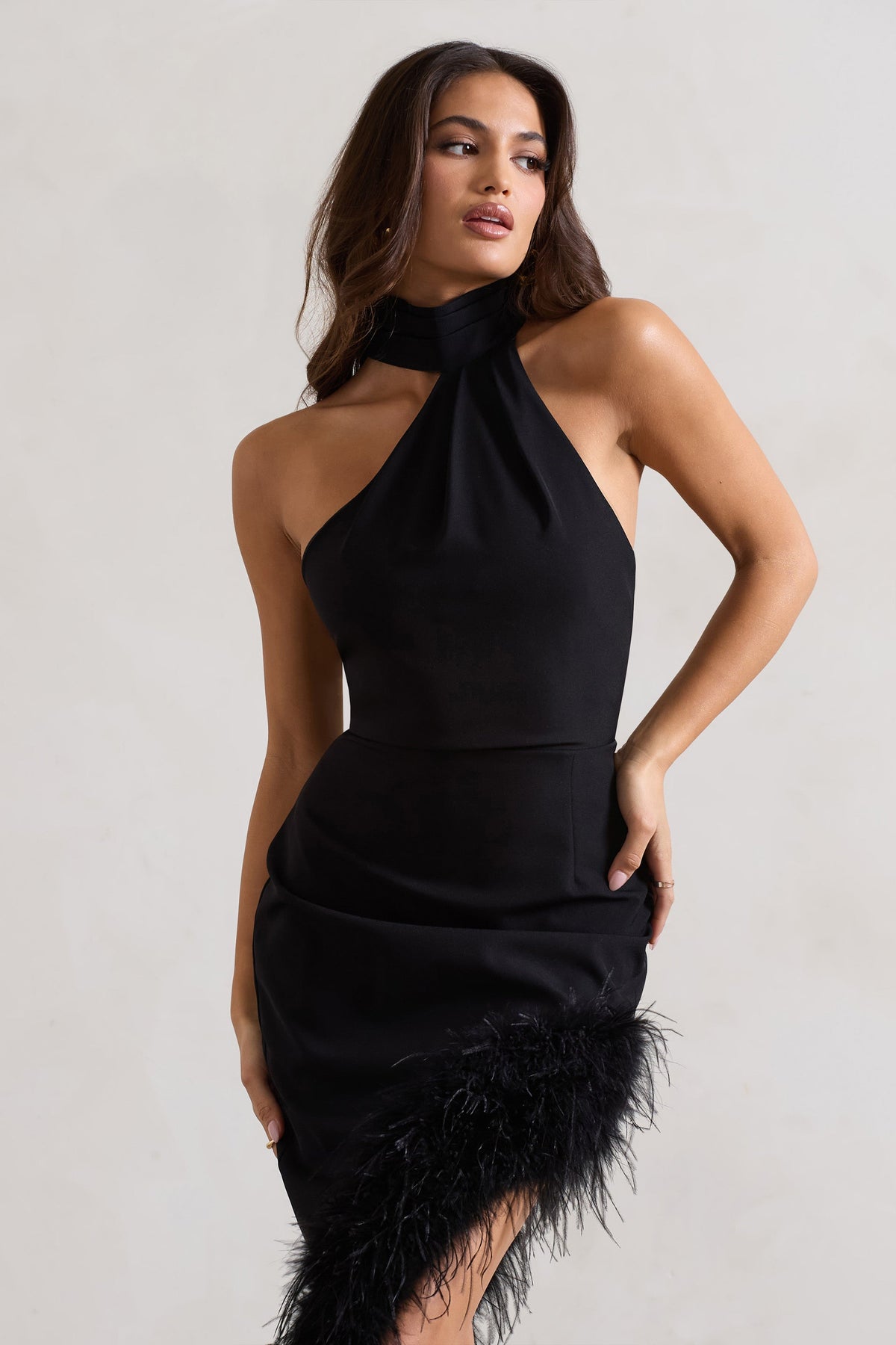 Brilliance | Schwarzes asymmetrisches Maxikleid mit Federbesatz