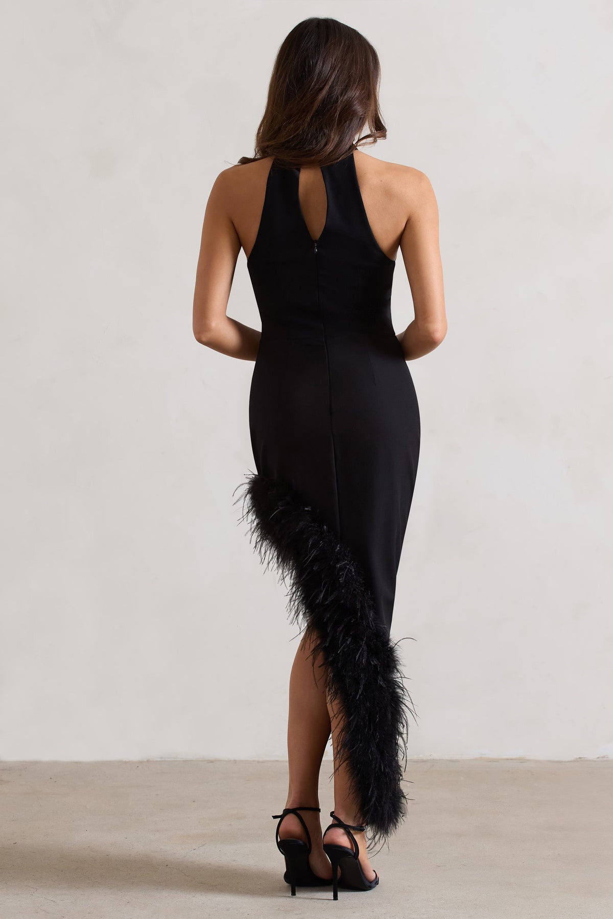Brilliance | Schwarzes asymmetrisches Maxikleid mit Federbesatz