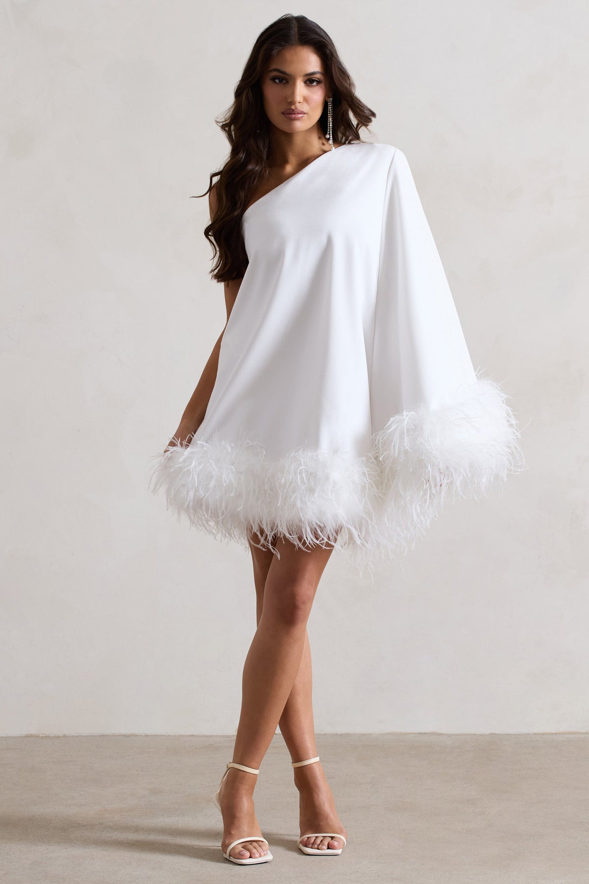 Epiphany | Weißes Maxikleid mit einer Schulter und Cape-Ärmeln mit Federn