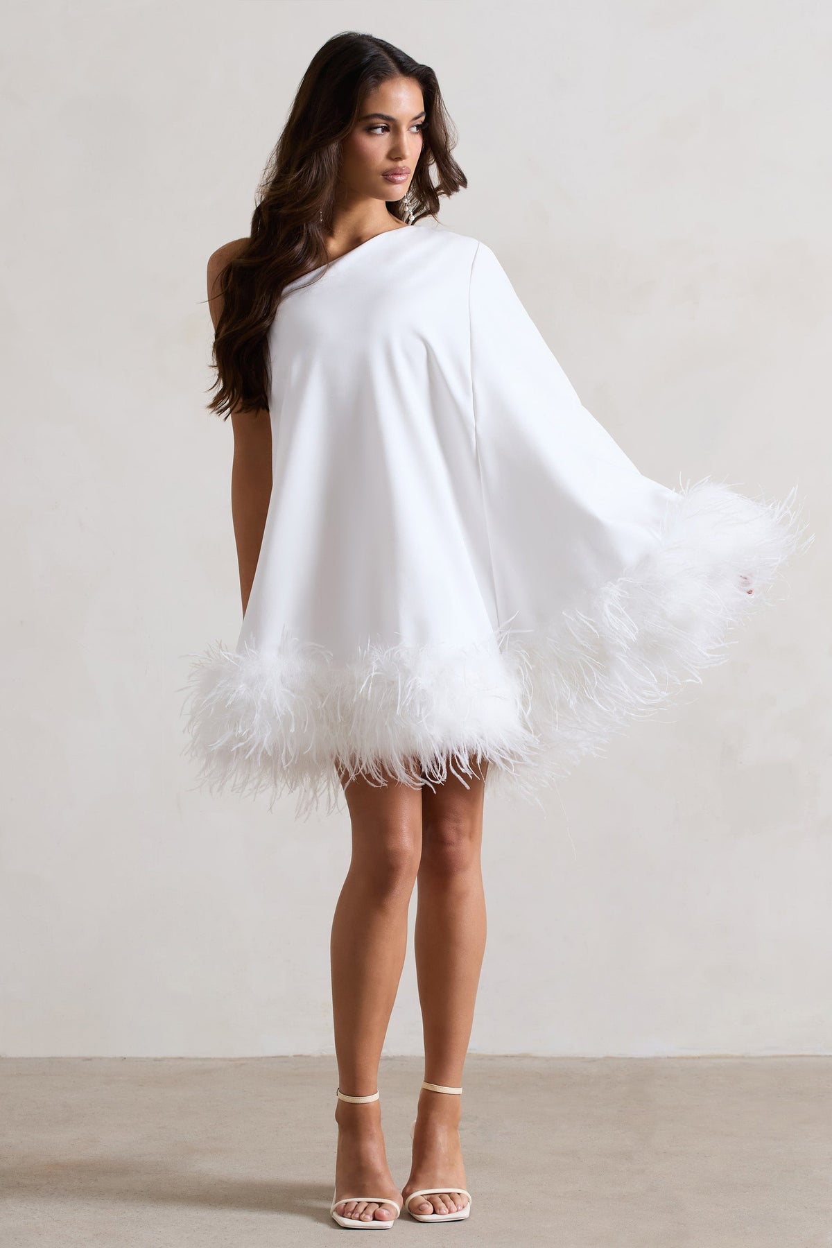 Epiphany | Weißes Maxikleid mit einer Schulter und Cape-Ärmeln mit Federn