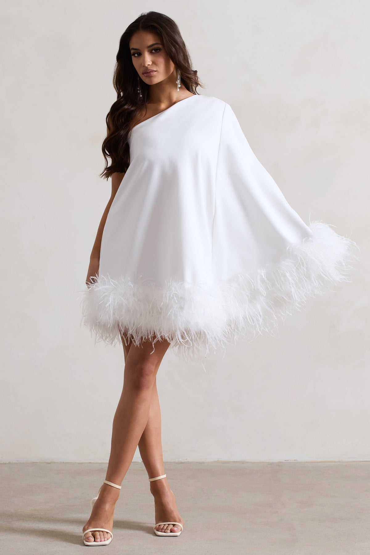 Epiphany | Weißes Maxikleid mit einer Schulter und Cape-Ärmeln mit Federn