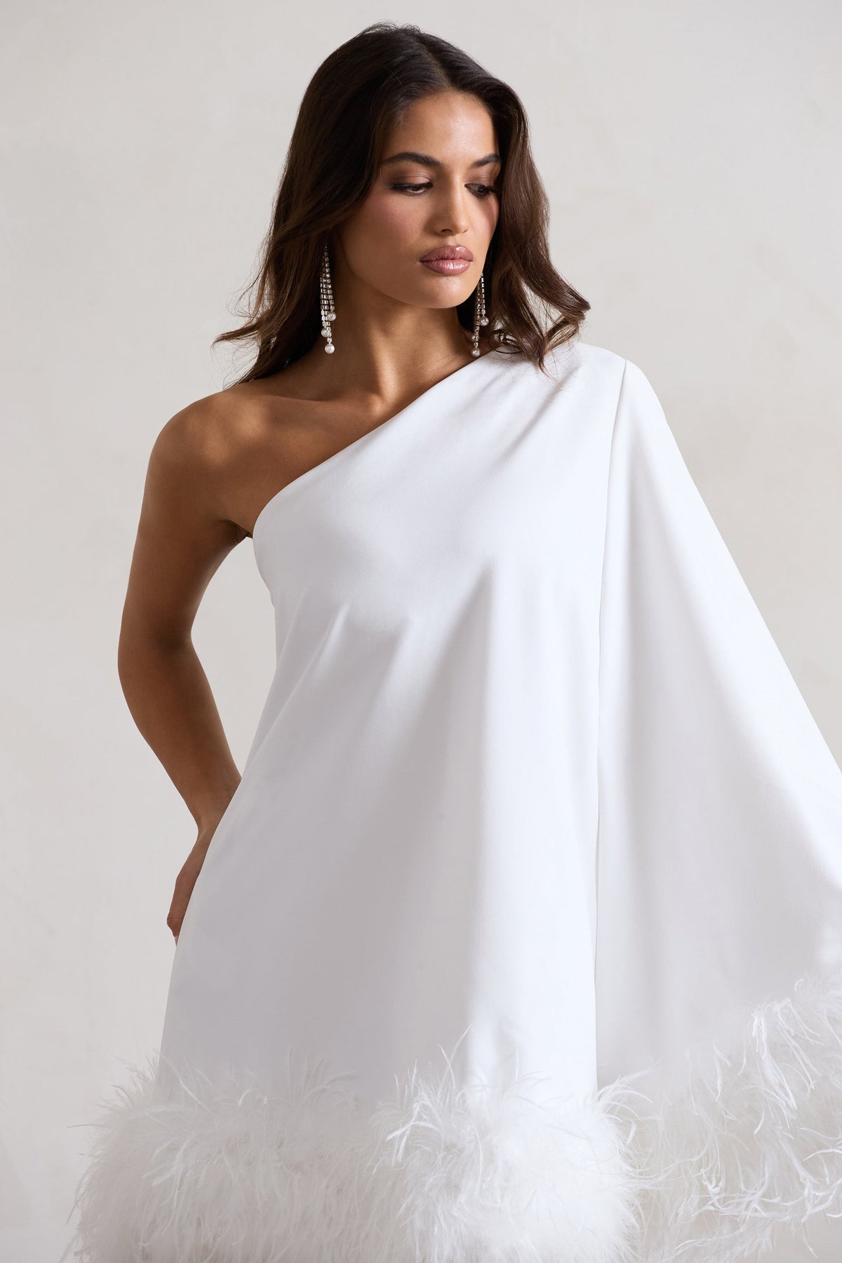 Epiphany | Weißes Maxikleid mit einer Schulter und Cape-Ärmeln mit Federn