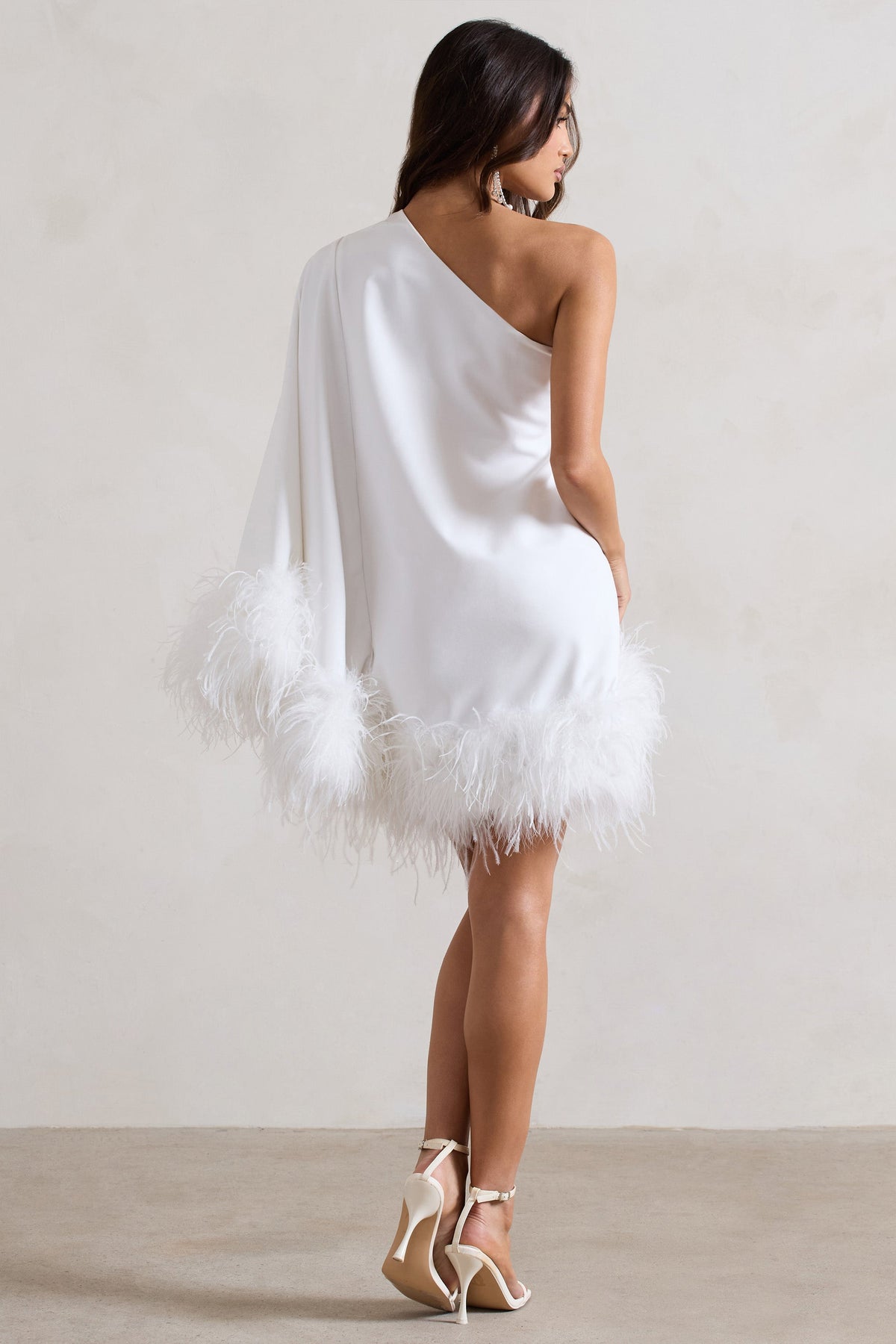 Epiphany | Weißes Maxikleid mit einer Schulter und Cape-Ärmeln mit Federn