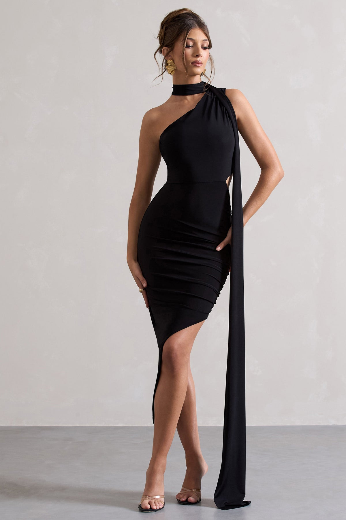 Icon | Schwarzes Ein-schulter-Maxikleid mit Cut-Out und Schal