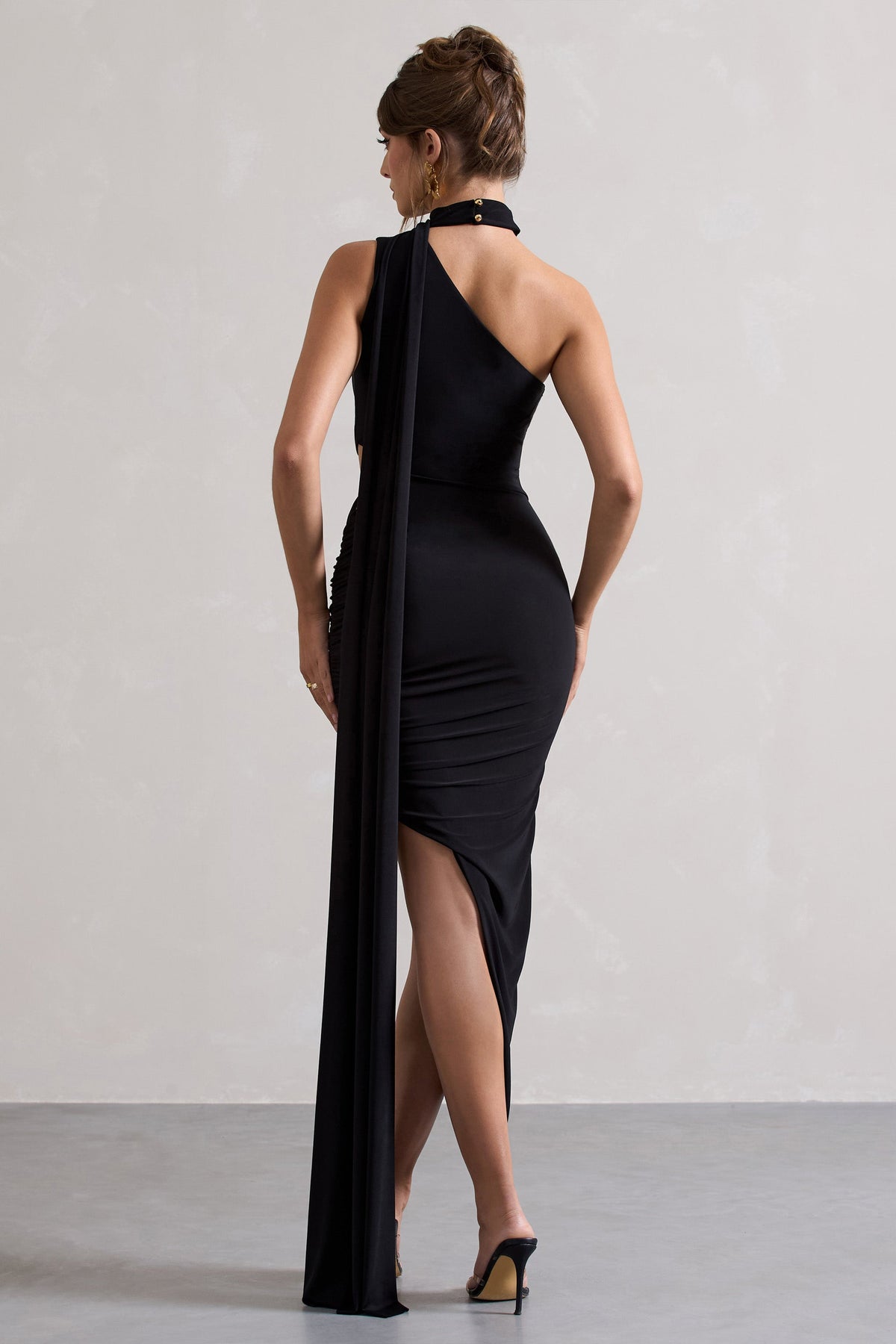 Icon | Schwarzes Ein-schulter-Maxikleid mit Cut-Out und Schal