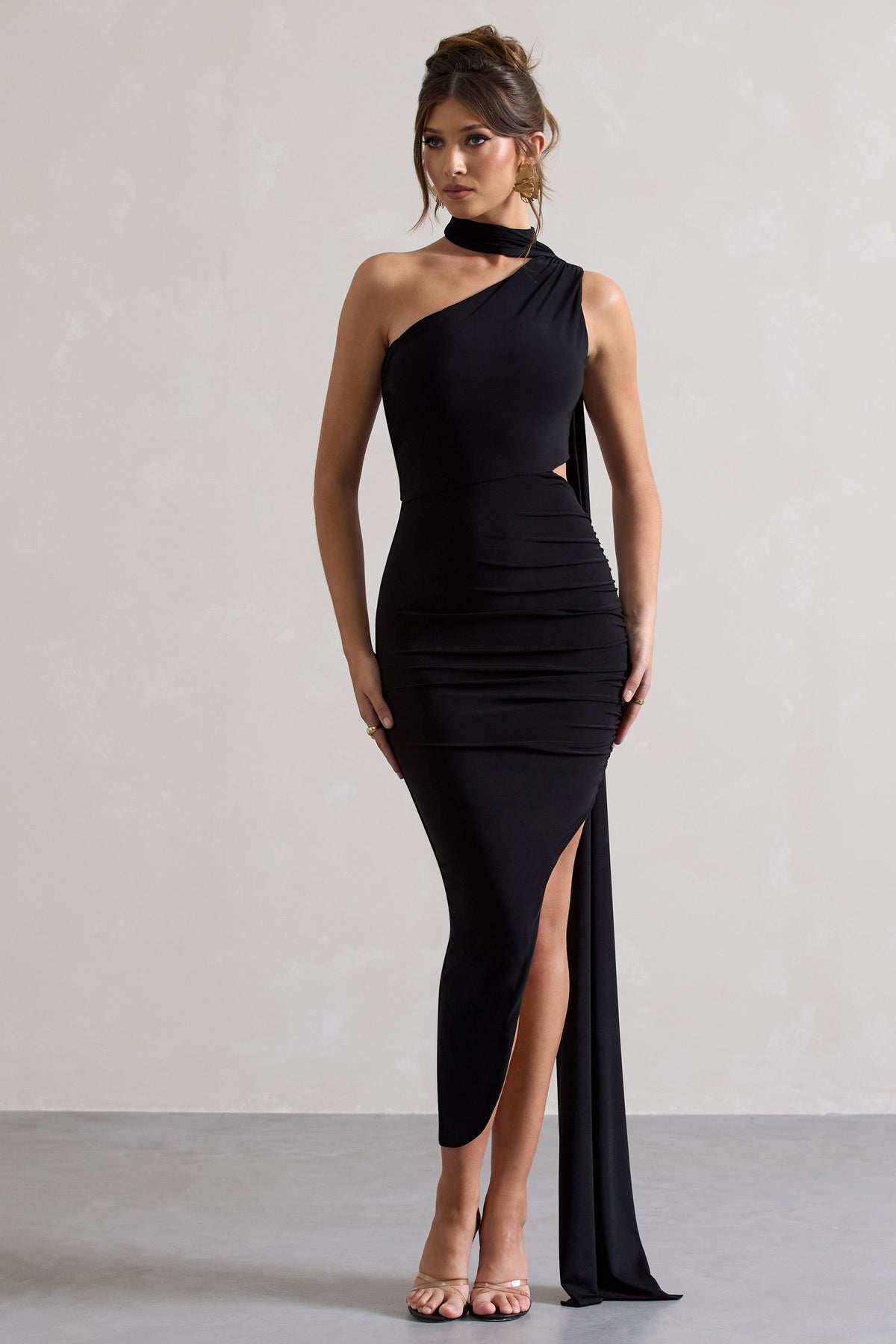 Icon | Schwarzes Ein-schulter-Maxikleid mit Cut-Out und Schal