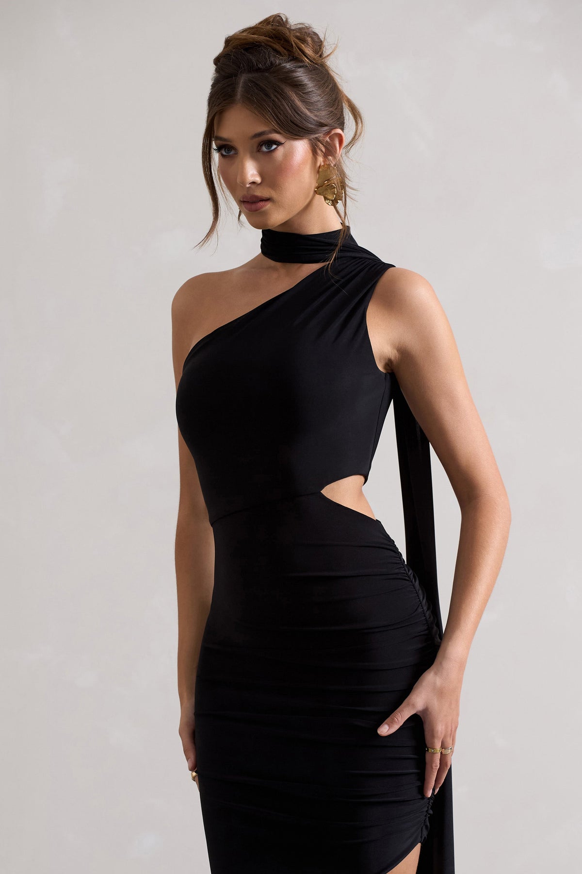 Icon | Schwarzes Ein-schulter-Maxikleid mit Cut-Out und Schal