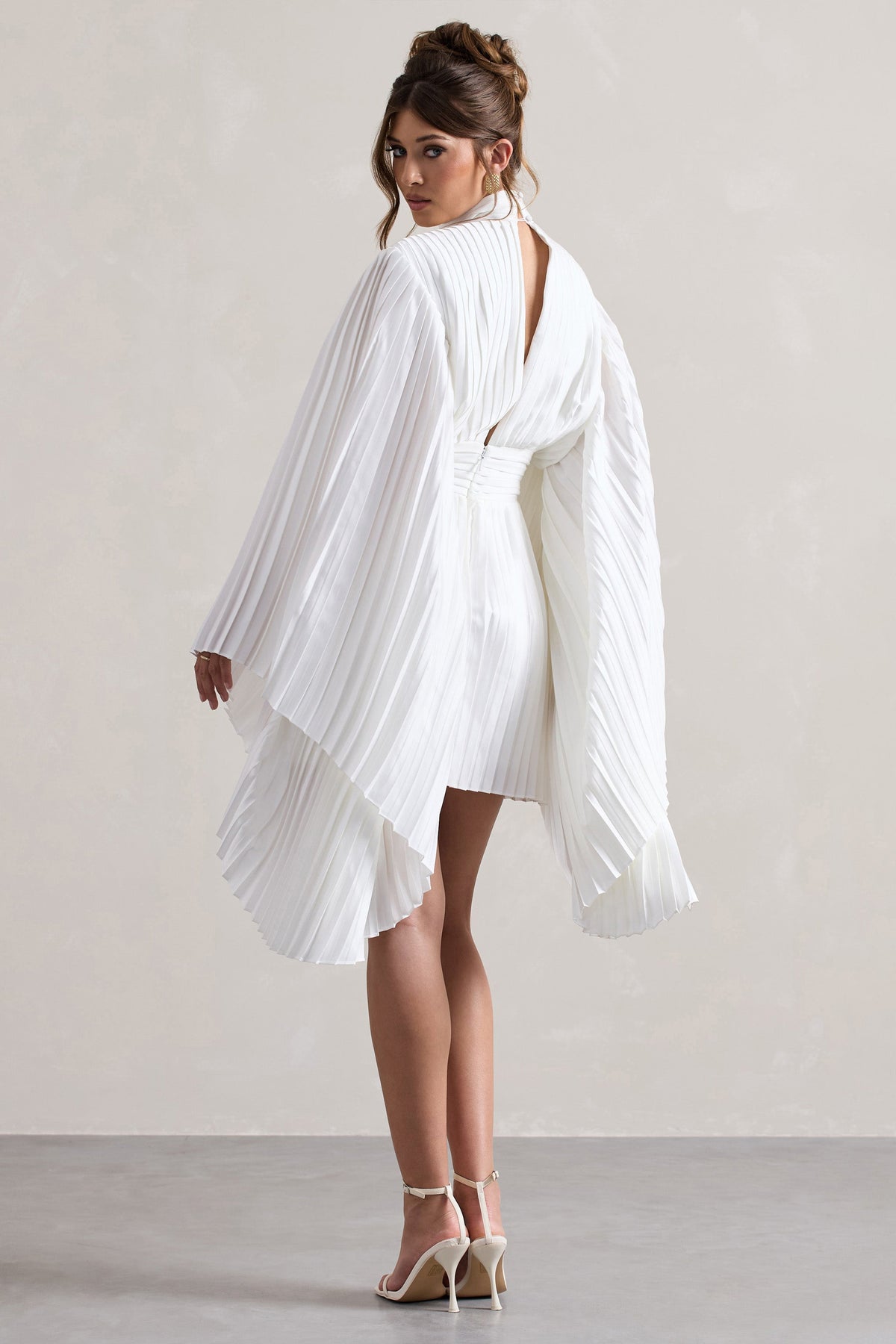 Charity | Weißes plissiertes Minikleid mit hohem Kragen und Cape-Ärmeln