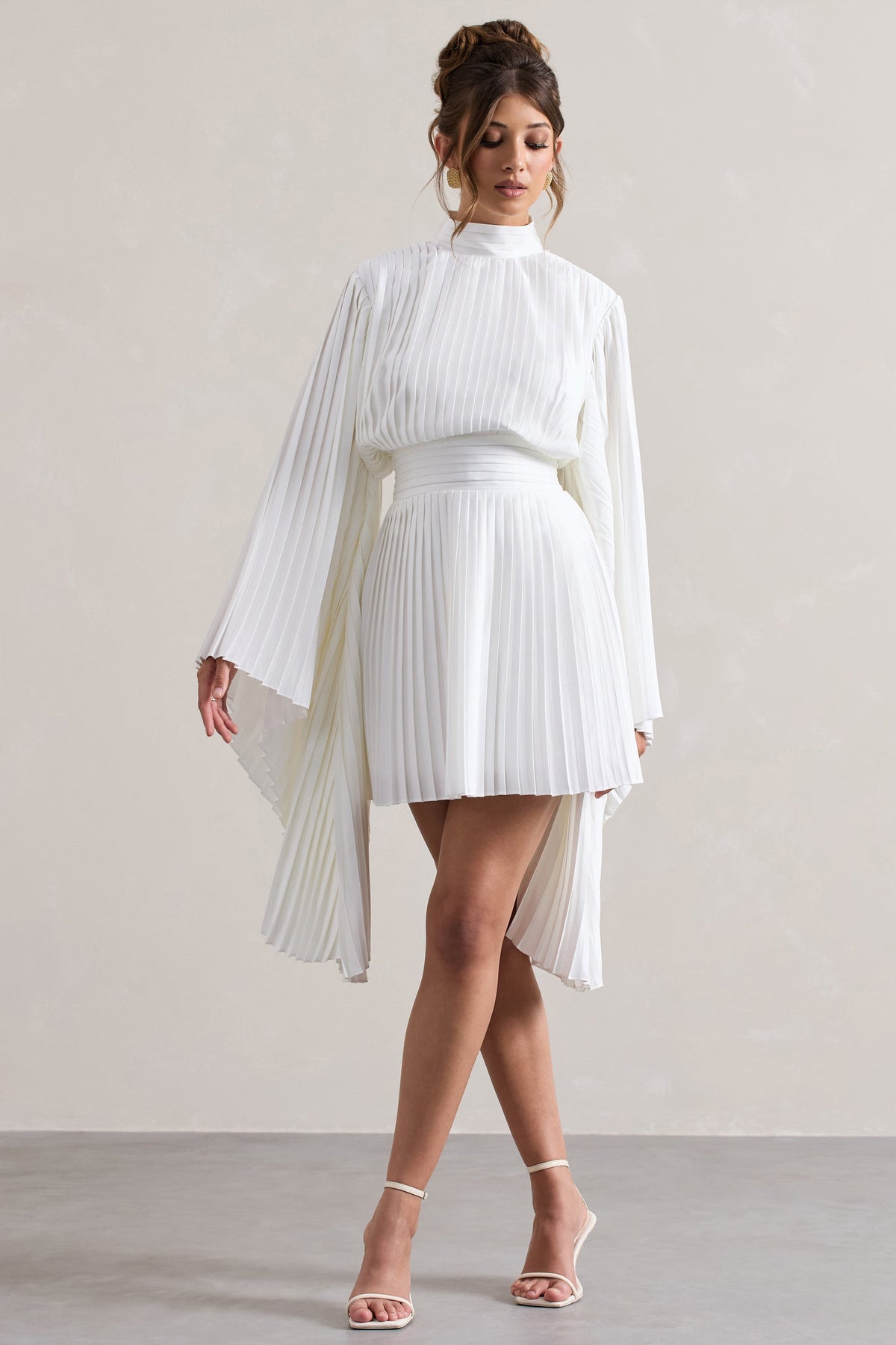 Charity | Weißes plissiertes Minikleid mit hohem Kragen und Cape-Ärmeln