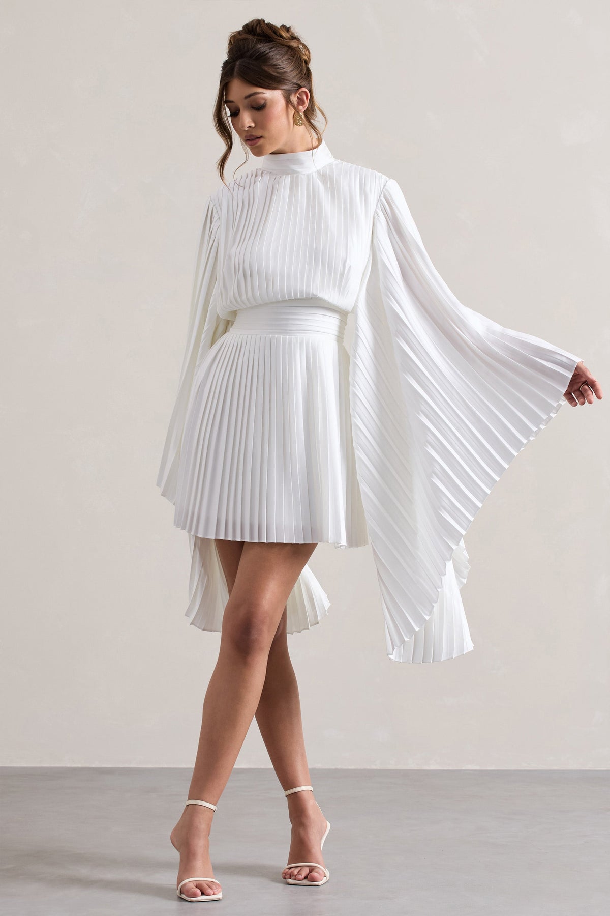 Charity | Weißes plissiertes Minikleid mit hohem Kragen und Cape-Ärmeln