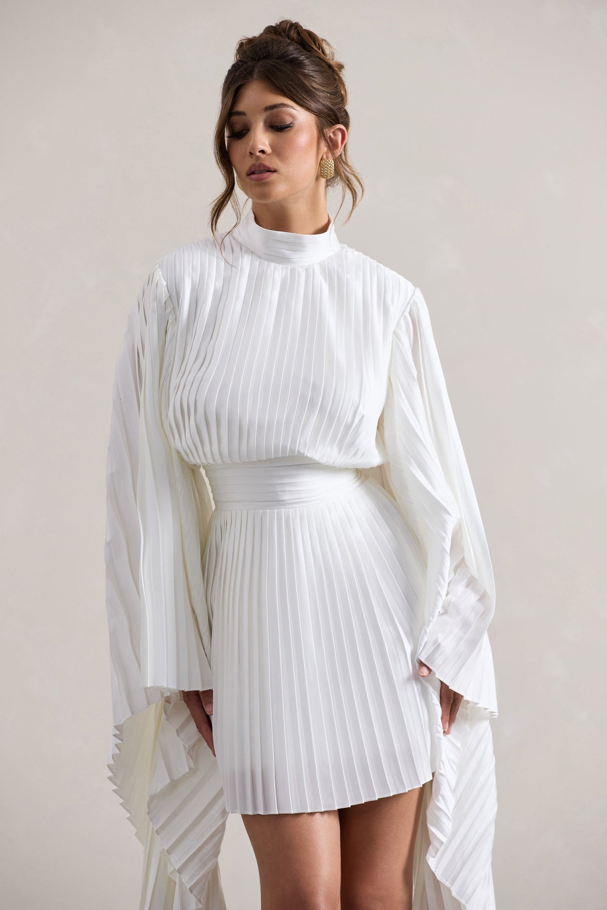 Charity | Weißes plissiertes Minikleid mit hohem Kragen und Cape-Ärmeln