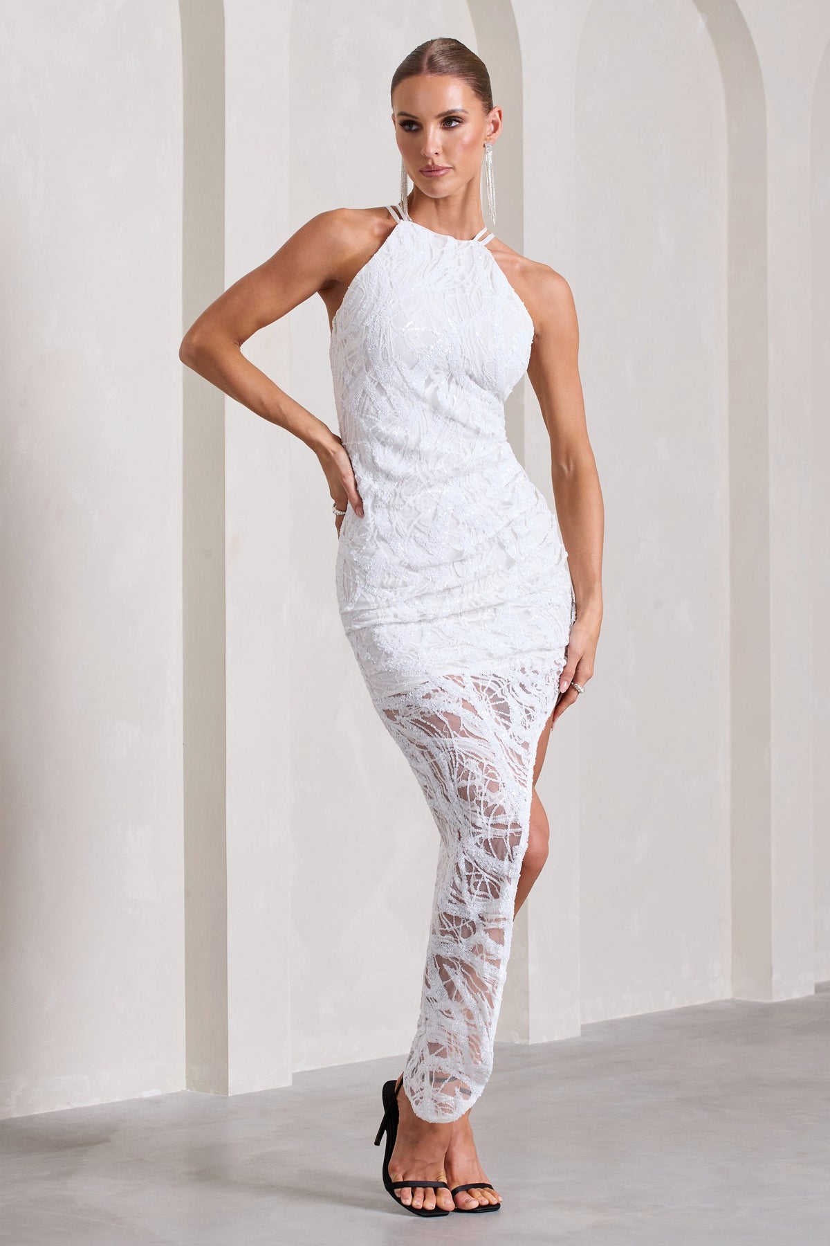 Caught My Eye | Weißes Maxikleid mit asymmetrischen Trägern und Pailletten