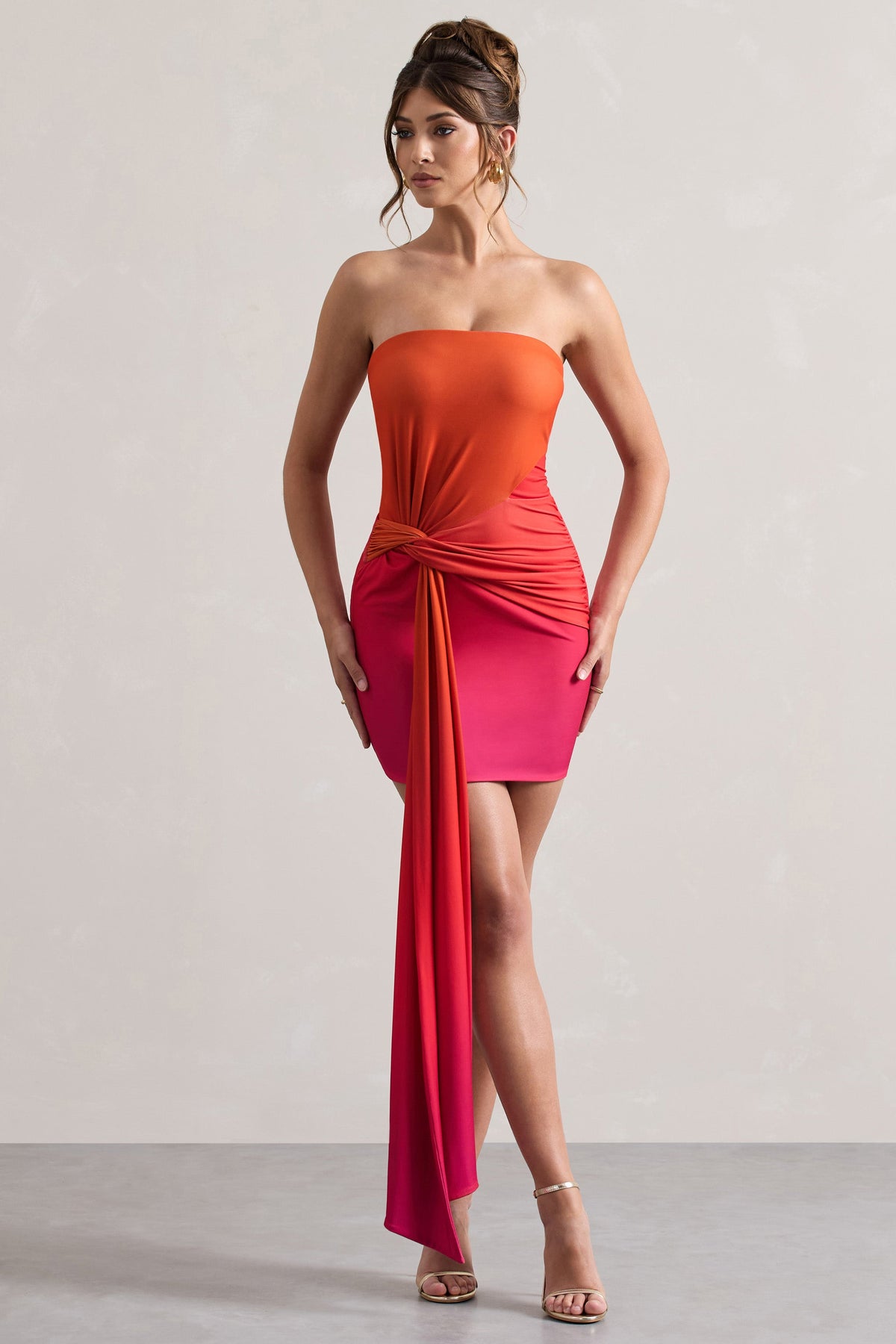 Azora | Rosa und Orange Ombre Bandeau Minikleid mit gedrehter Schärpe