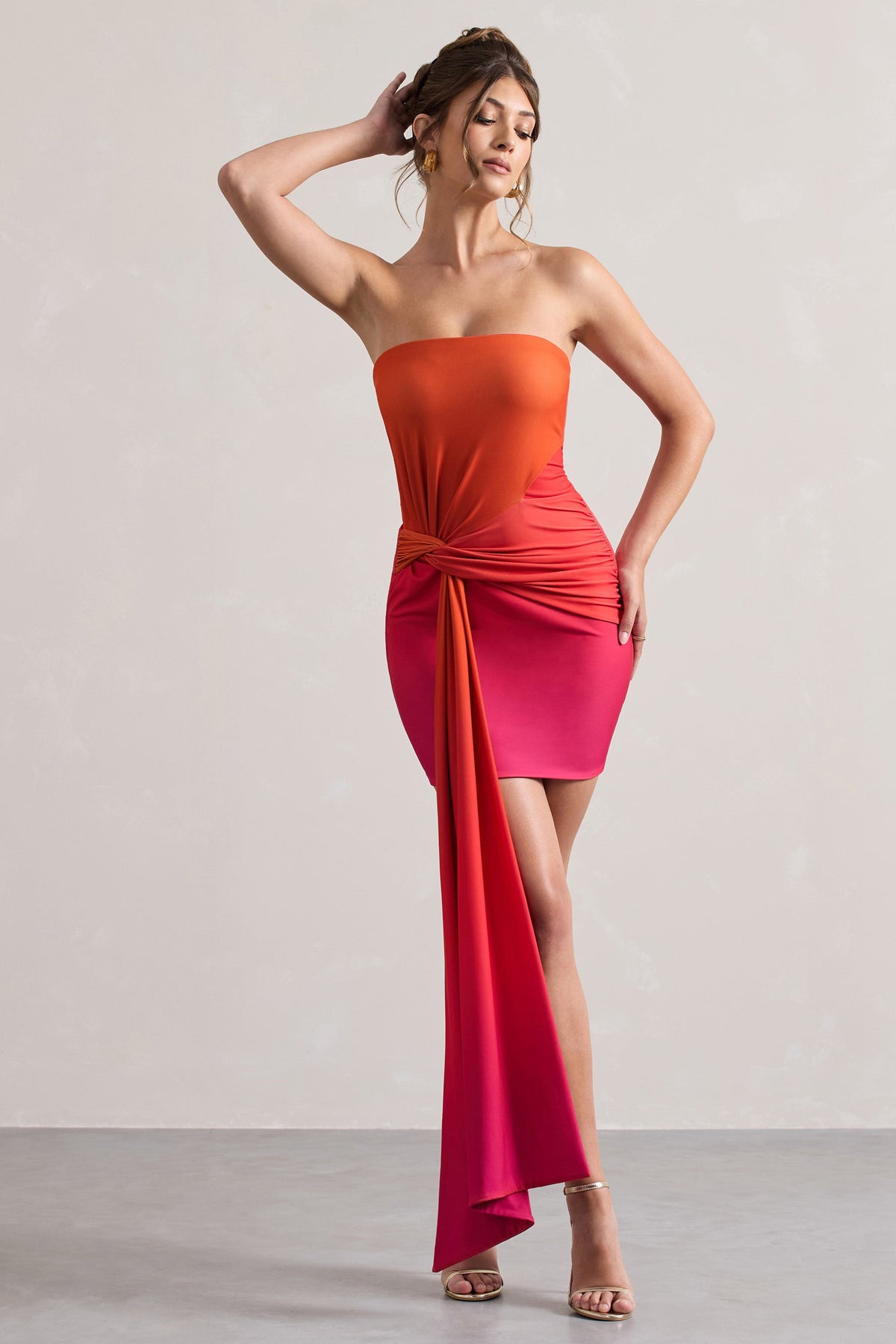 Azora | Rosa und Orange Ombre Bandeau Minikleid mit gedrehter Schärpe