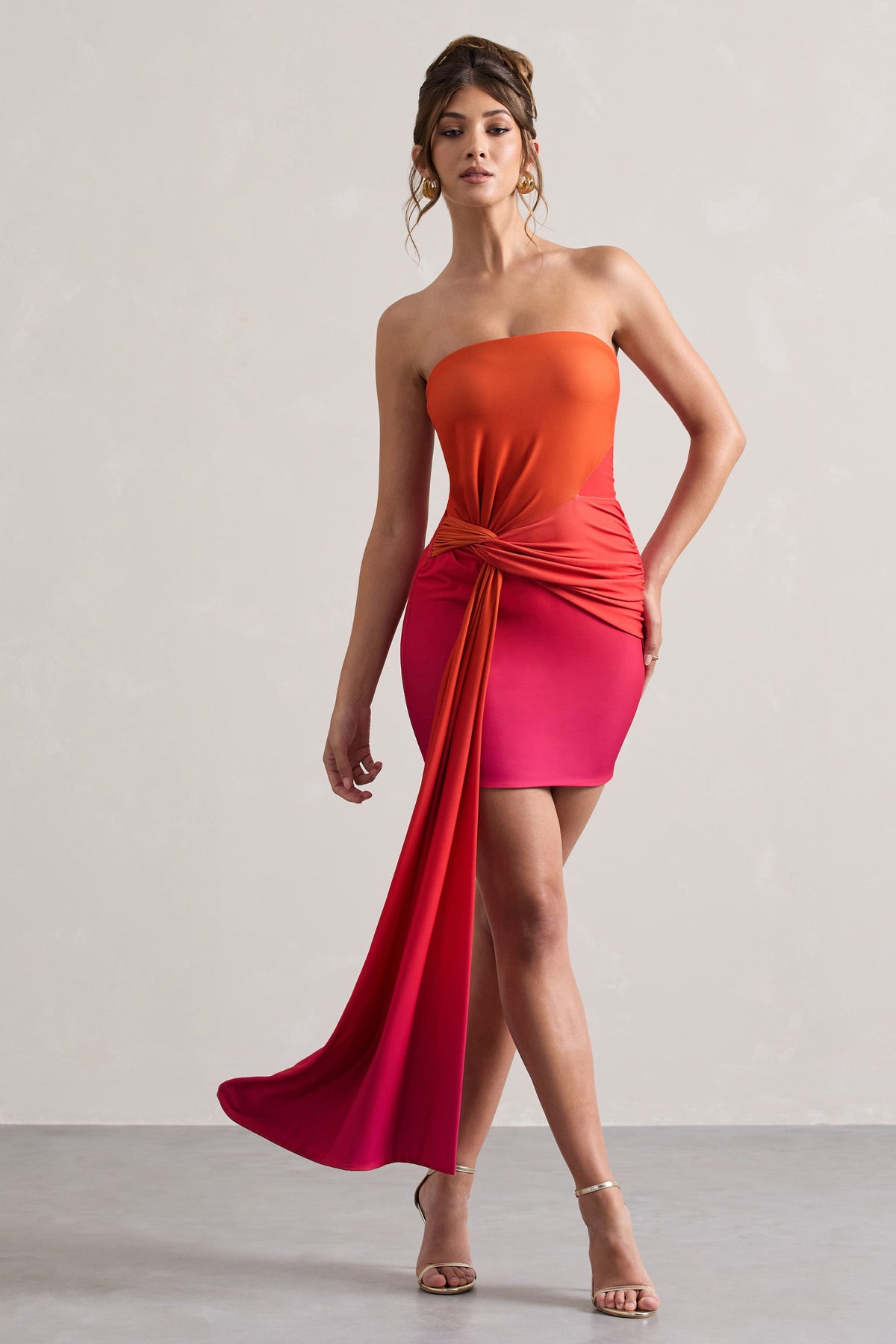 Azora | Rosa und Orange Ombre Bandeau Minikleid mit gedrehter Schärpe