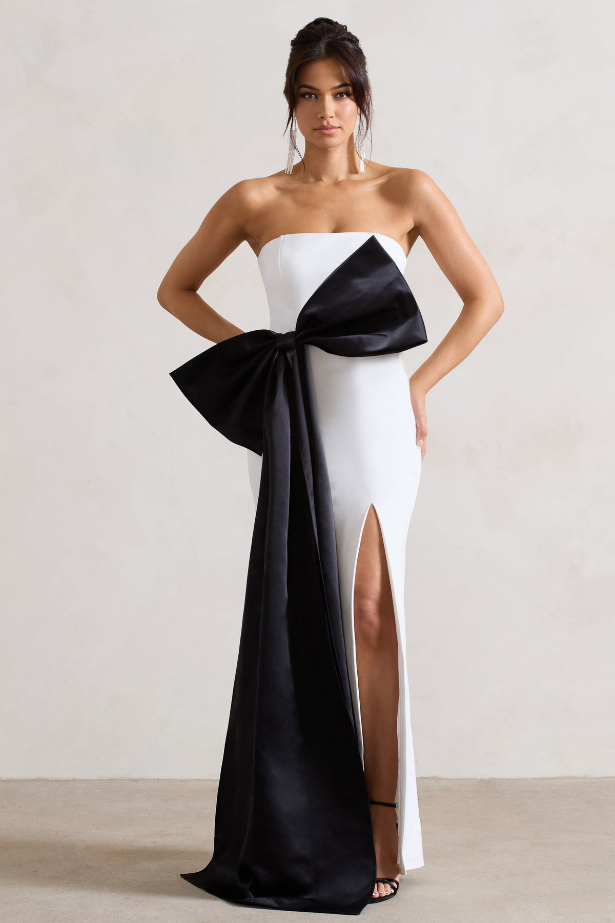 Sincerely | Weißes Bandeau-Maxikleid mit Schlitz und übergroßer schwarzer Schleife
