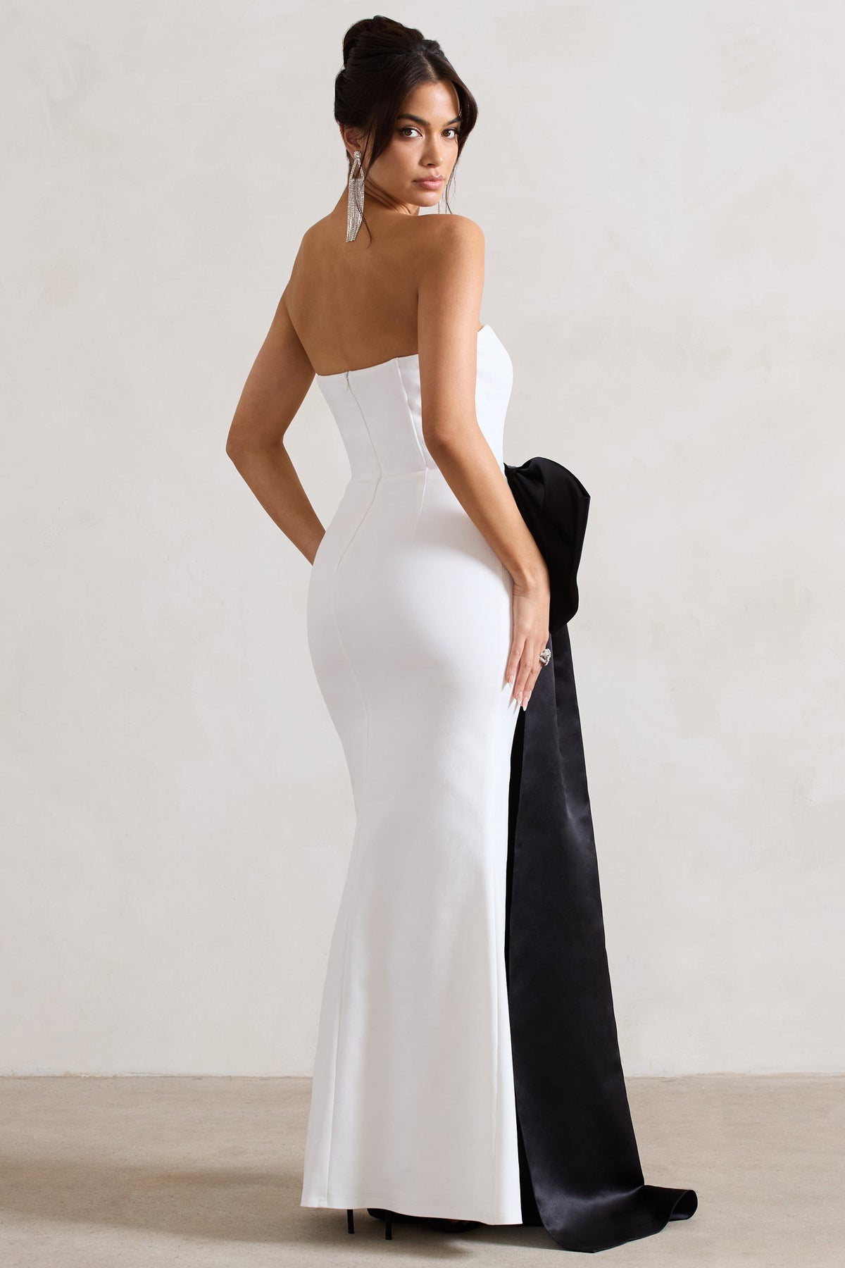 Sincerely | Weißes Bandeau-Maxikleid mit Schlitz und übergroßer schwarzer Schleife