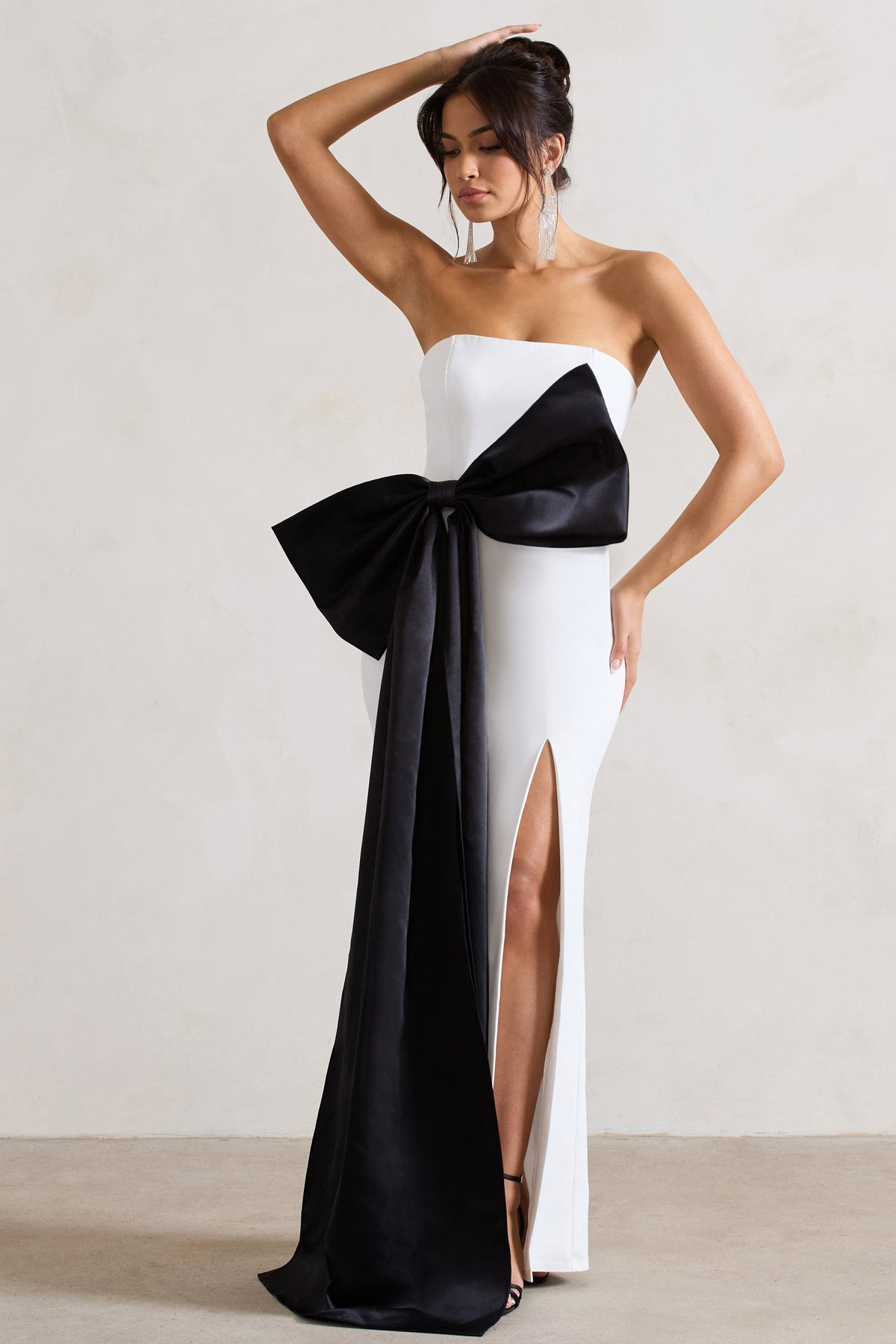 Sincerely | Weißes Bandeau-Maxikleid mit Schlitz und übergroßer schwarzer Schleife