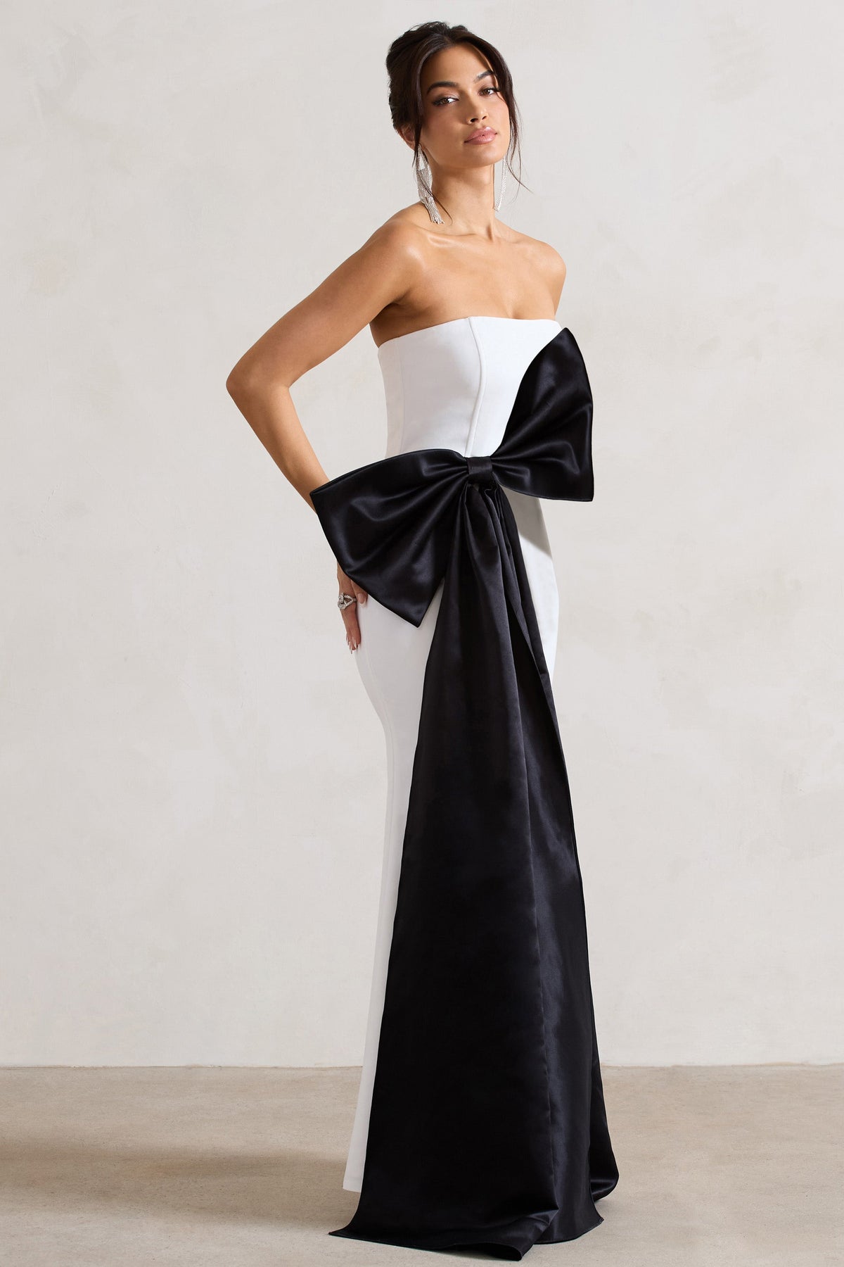 Sincerely | Weißes Bandeau-Maxikleid mit Schlitz und übergroßer schwarzer Schleife
