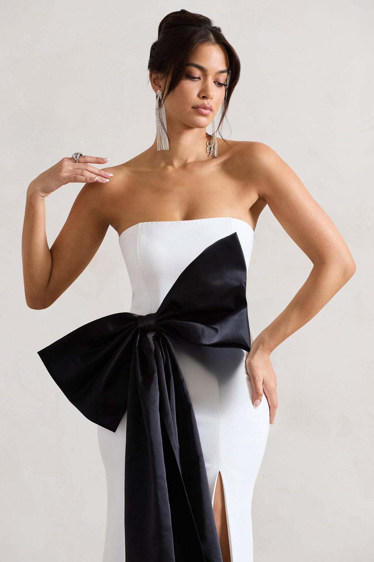 Sincerely | Weißes Bandeau-Maxikleid mit Schlitz und übergroßer schwarzer Schleife