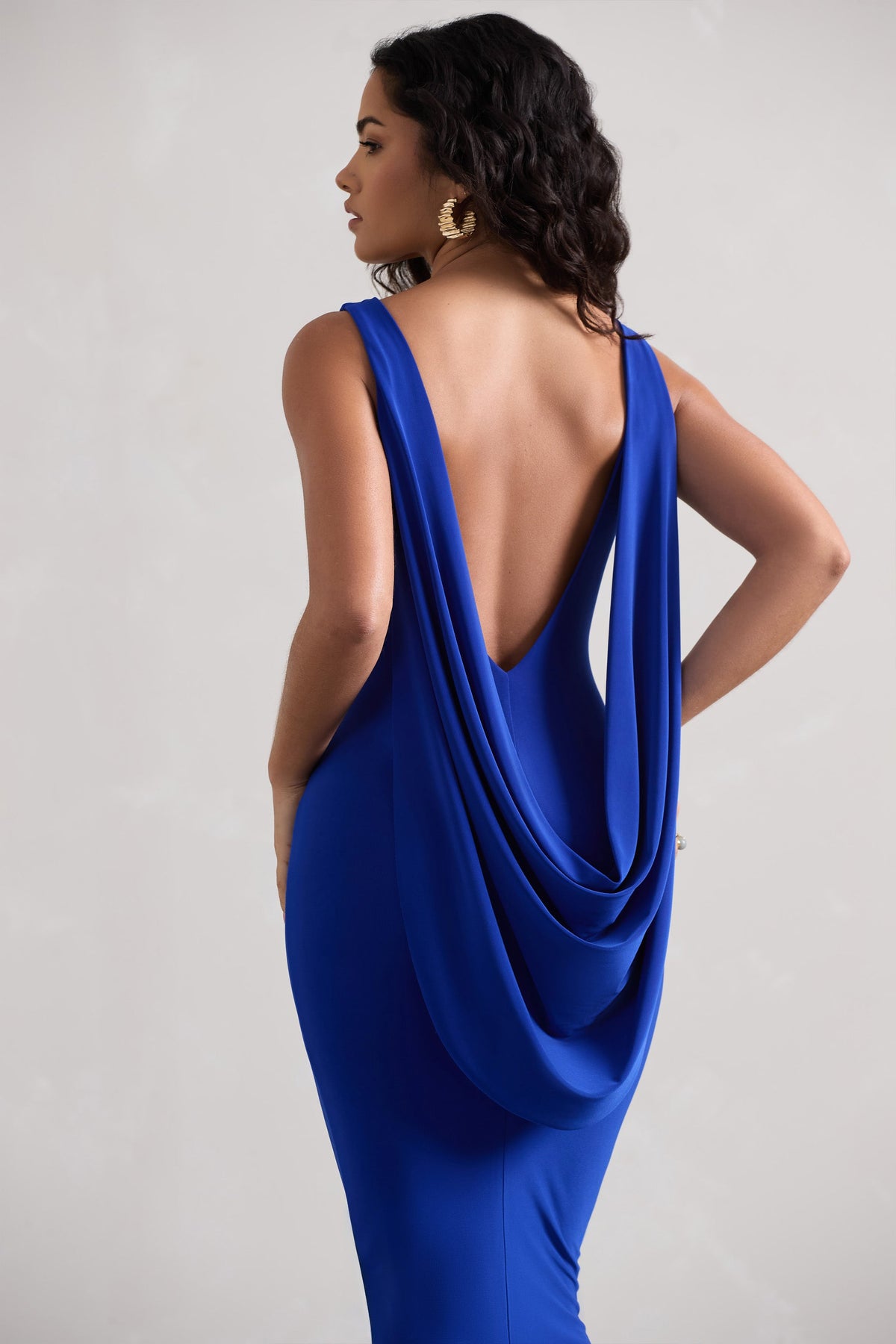 Caught Up | Königsblaues Midikleid mit eckigem Ausschnitt, rückenfrei und mit Umhang.