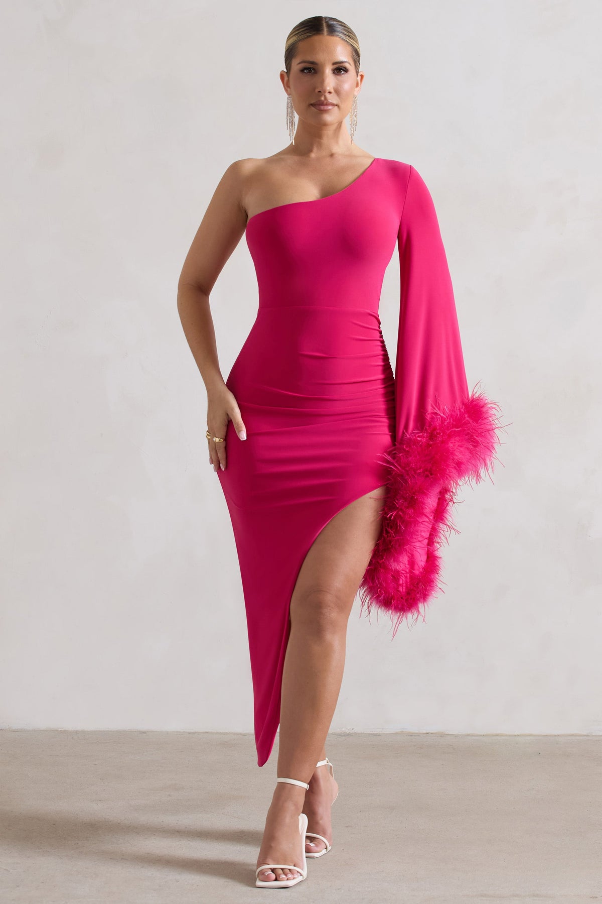 July | Dunkelpinkes asymmetrisches Midikleid mit einem Schulter-Cape und Federn