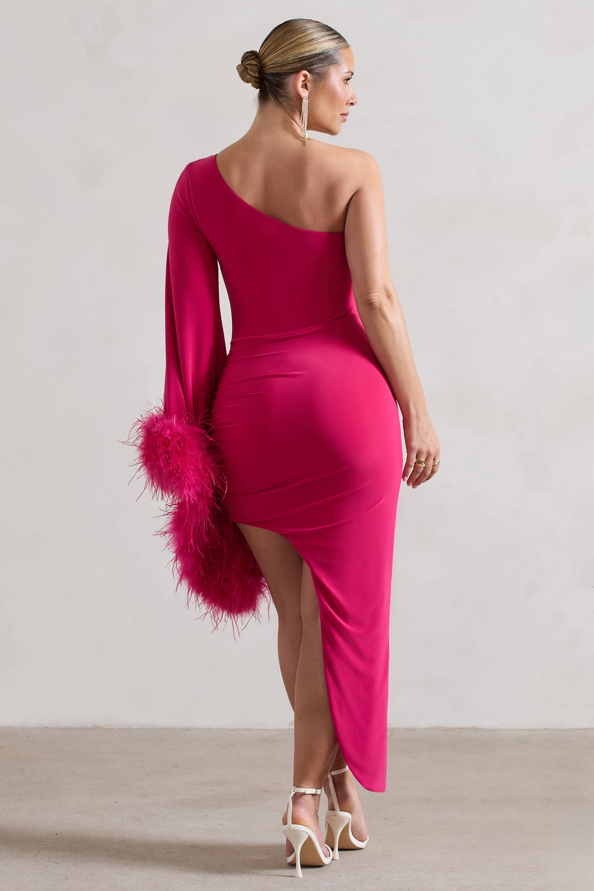 July | Dunkelpinkes asymmetrisches Midikleid mit einem Schulter-Cape und Federn