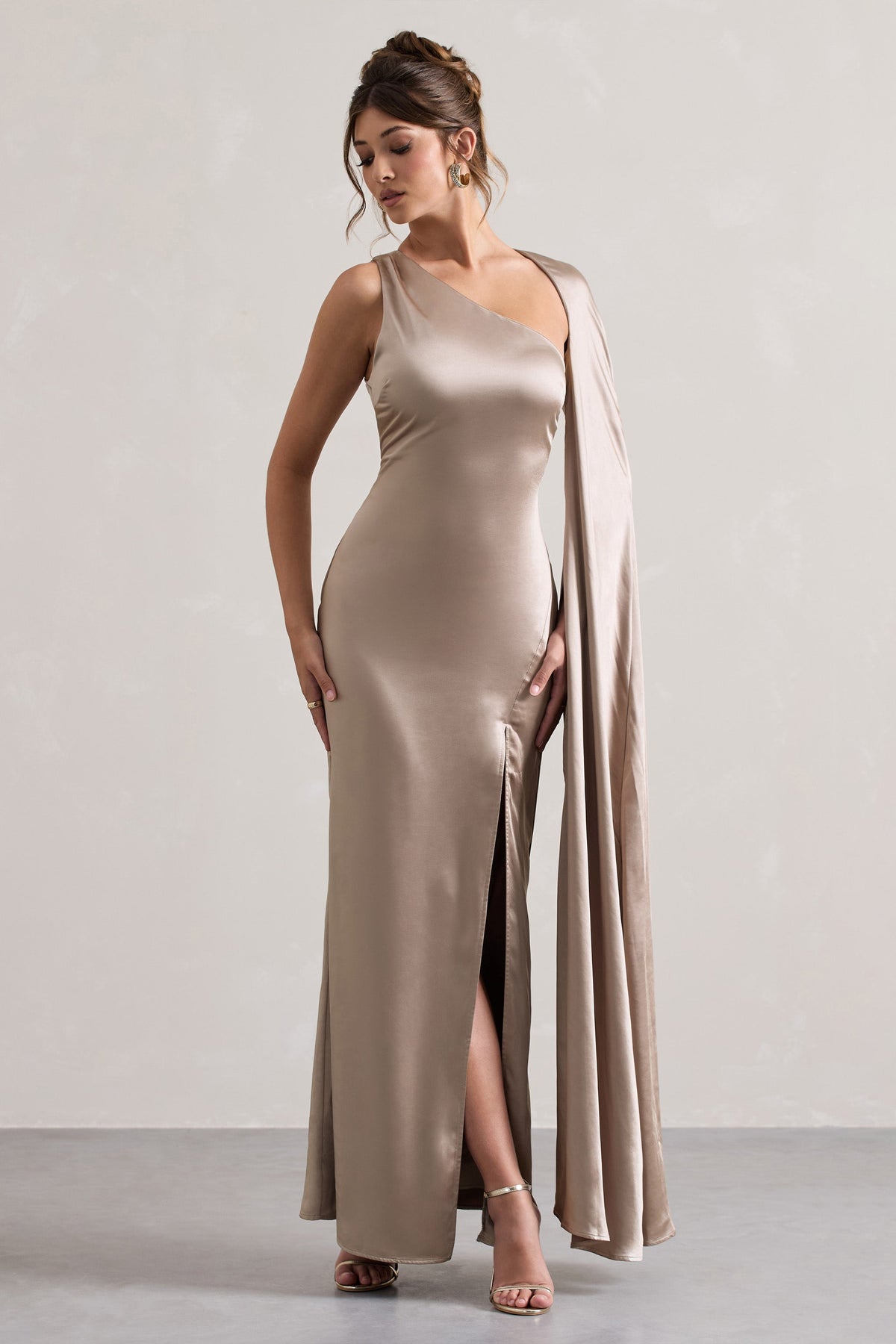 Gala | Taupefarbenes Satin-Maxikleid mit Ein-schulter, Cape-Ärmel und hohem Schlitz