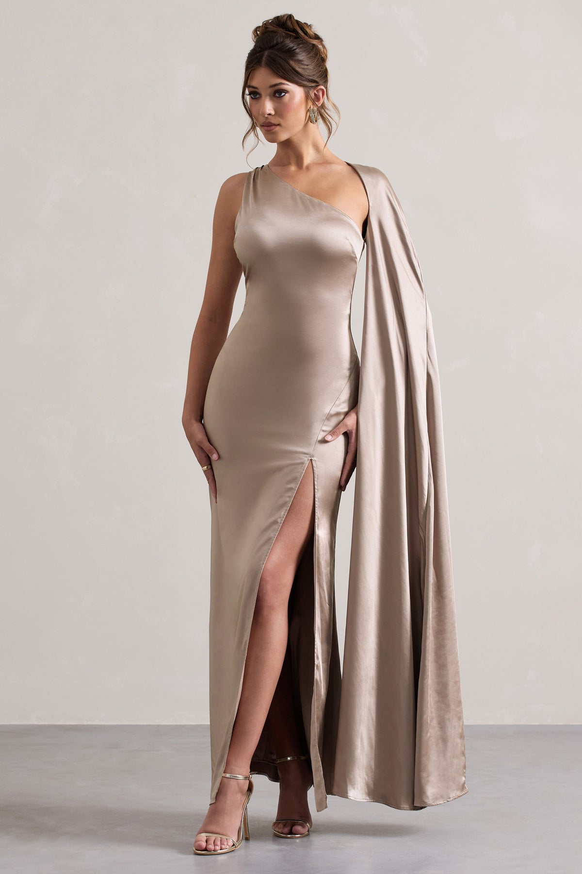 Gala | Taupefarbenes Satin-Maxikleid mit Ein-schulter, Cape-Ärmel und hohem Schlitz