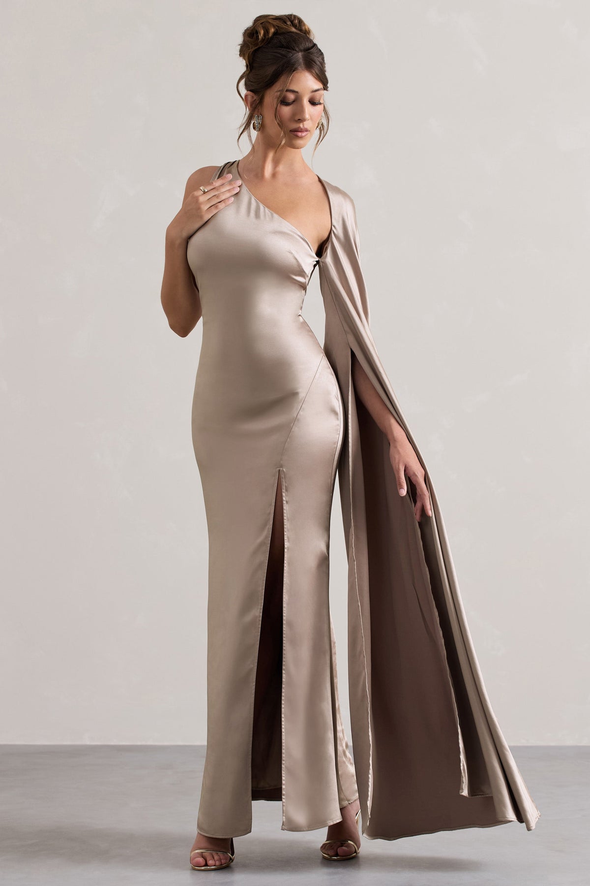 Gala | Taupefarbenes Satin-Maxikleid mit Ein-schulter, Cape-Ärmel und hohem Schlitz