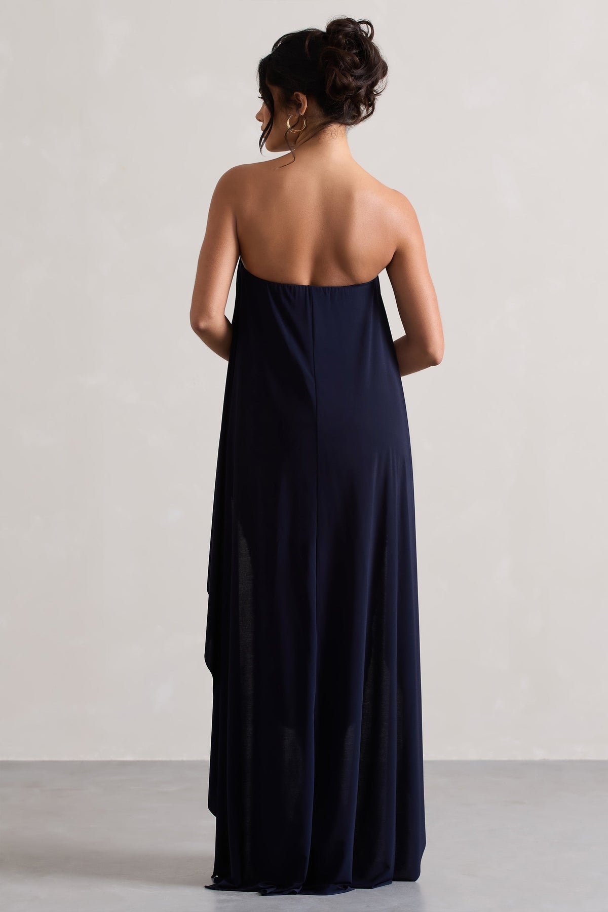 Upon A Time | Marineblaues, gerafftes Bandeau-Midikleid mit Umhang