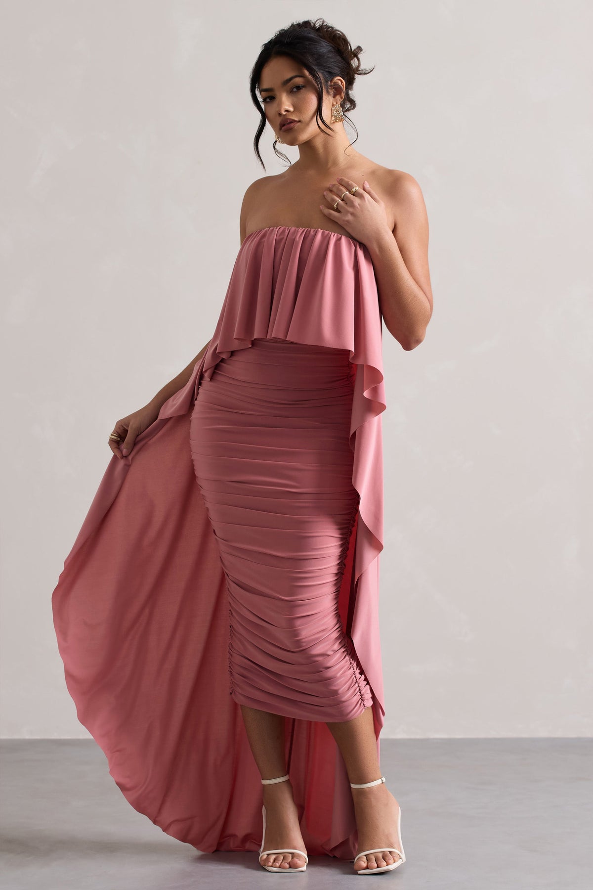 Upon A Time | Gerafftes Bandeau-Midikleid in Blush mit Cape