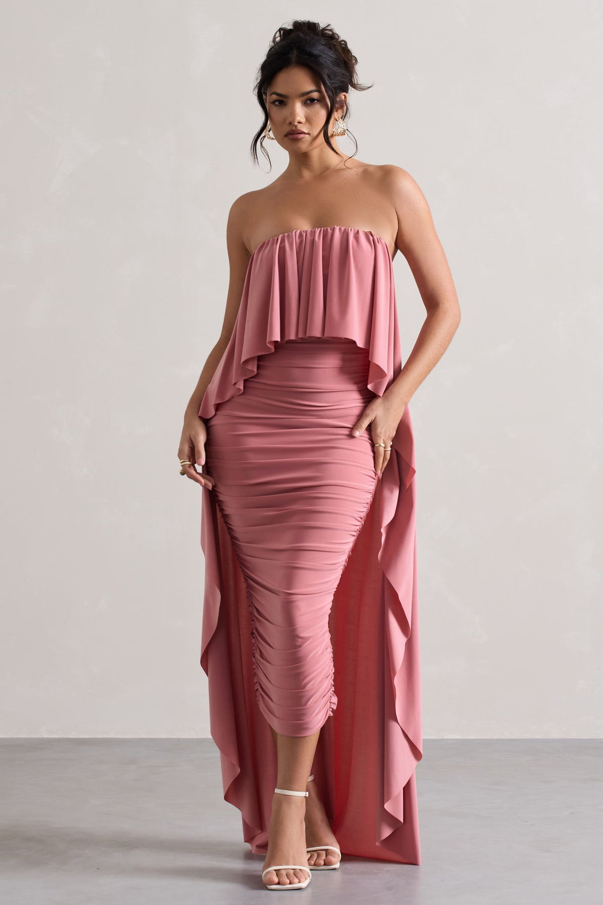 Upon A Time | Gerafftes Bandeau-Midikleid in Blush mit Cape