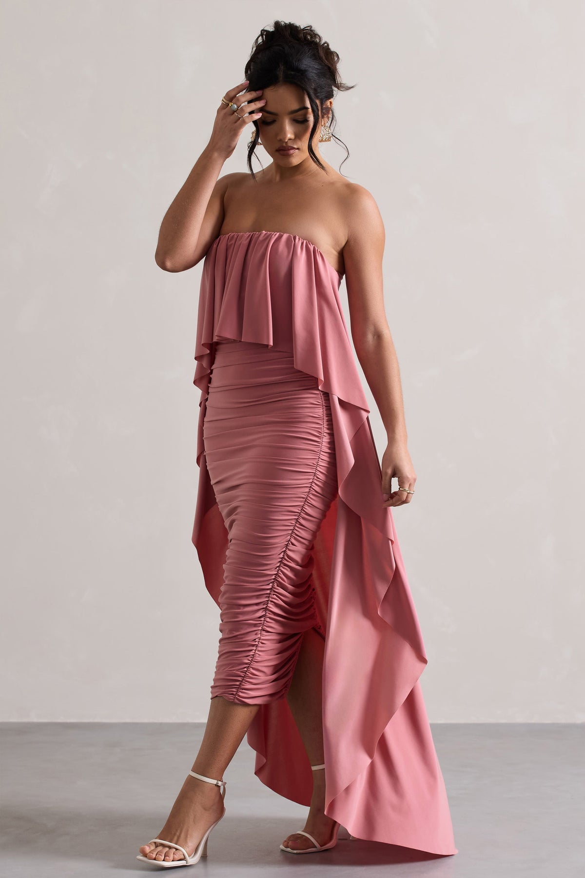 Upon A Time | Gerafftes Bandeau-Midikleid in Blush mit Cape