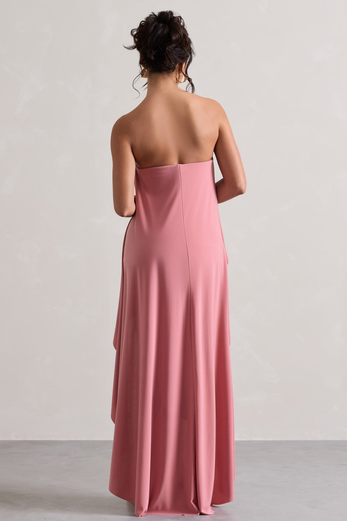 Upon A Time | Gerafftes Bandeau-Midikleid in Blush mit Cape