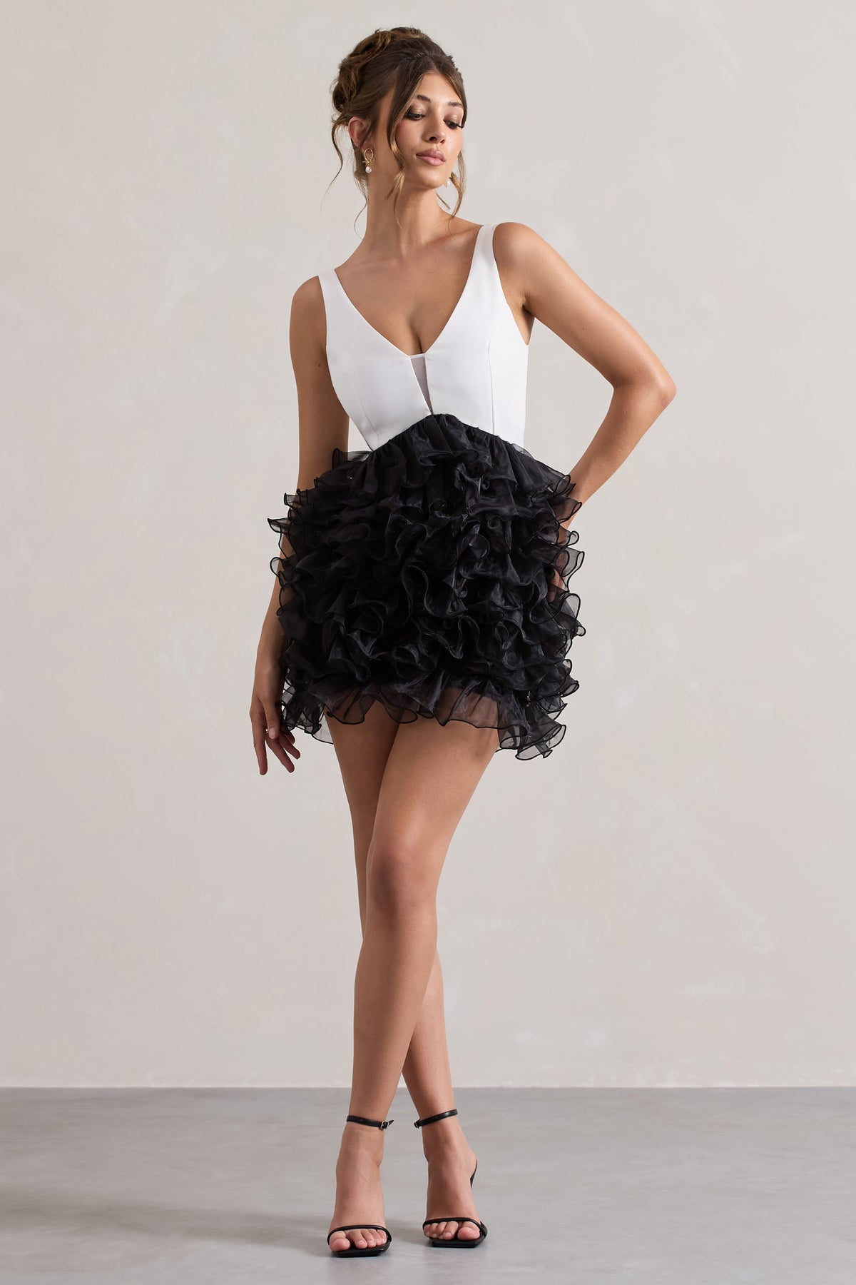 Riot | Schwarz-weißes Minikleid mit tiefem Ausschnitt und Organza-Rock