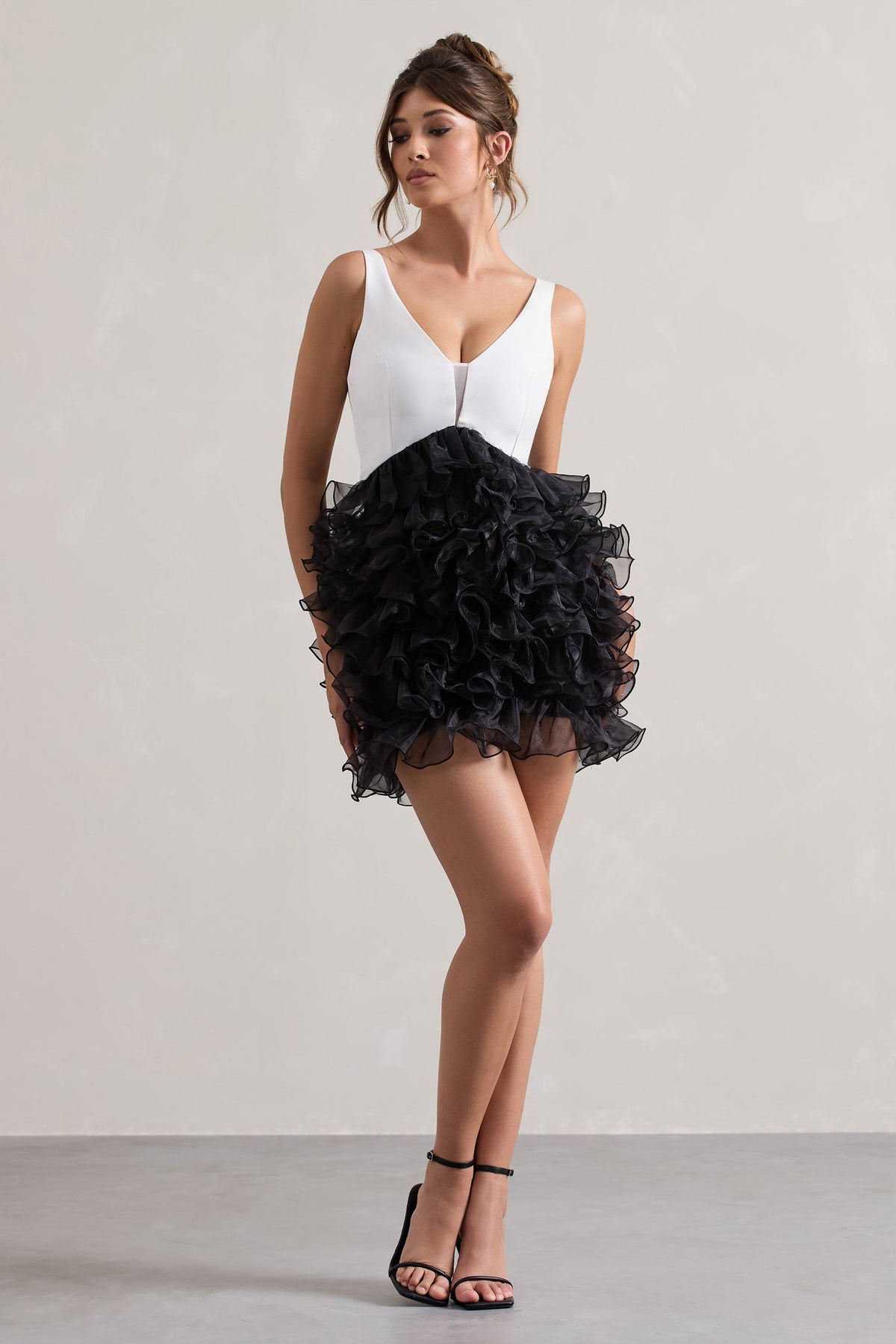 Riot | Schwarz-weißes Minikleid mit tiefem Ausschnitt und Organza-Rock